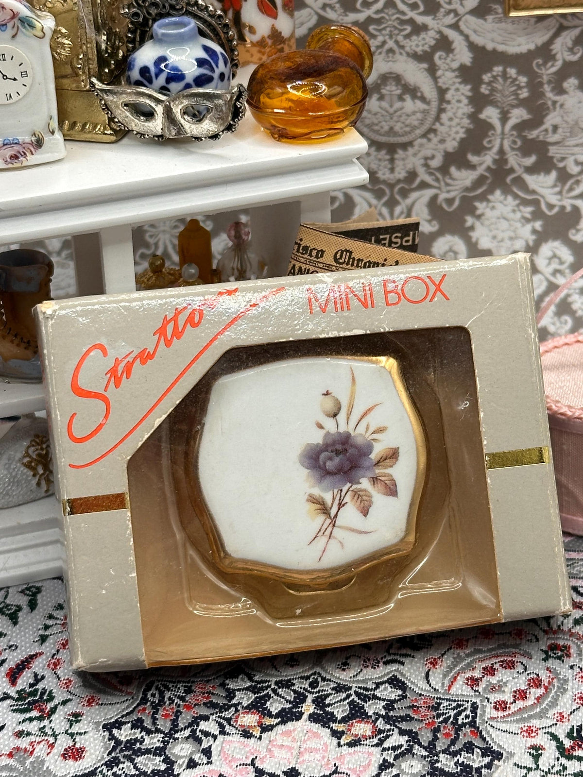 Vintage Stratton Mini Pill Box – Floral Ceramic Lid – Gold Tone – With Original Box