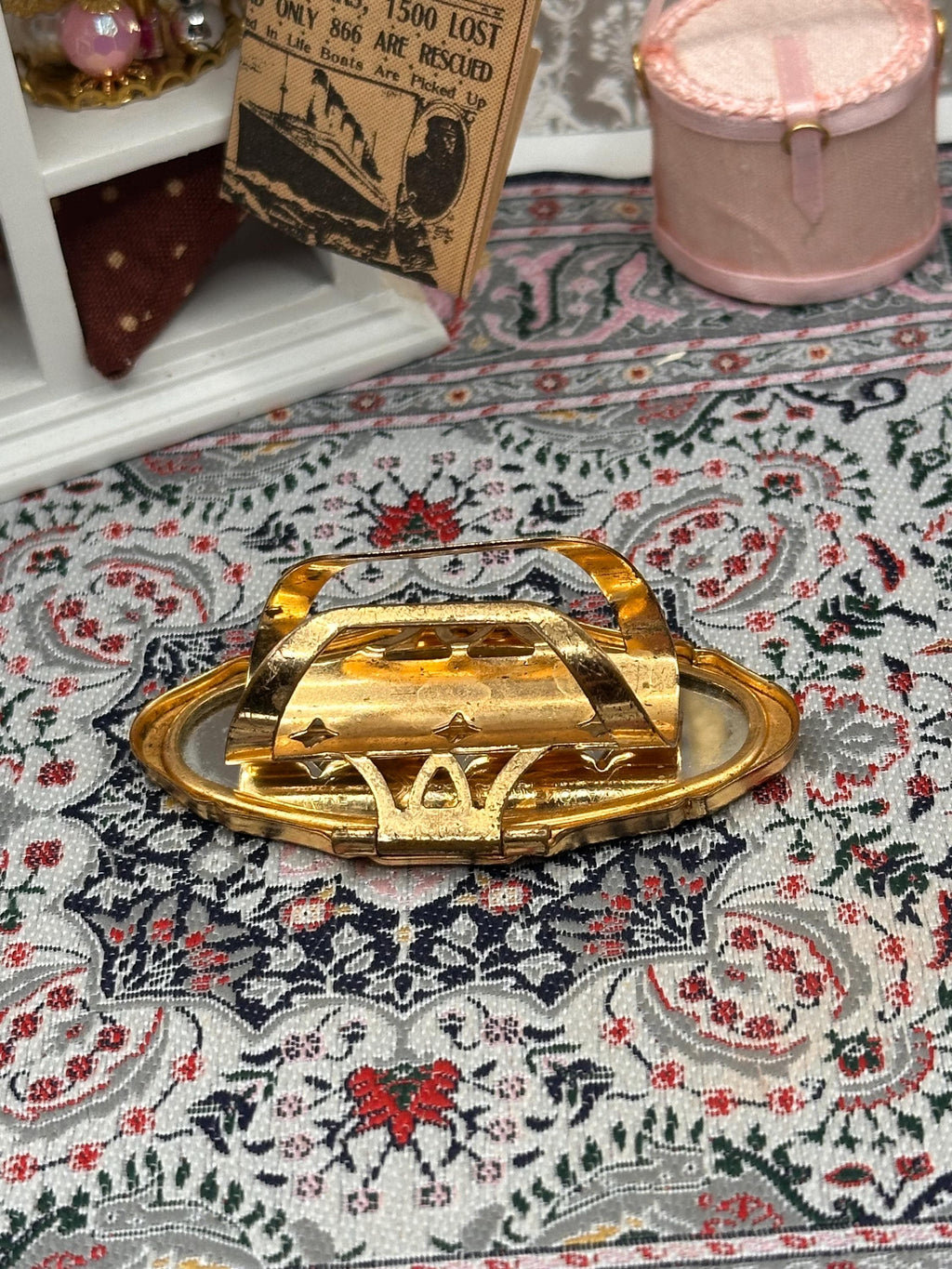 Vintage Stratton Lipview Compact – Oxblood Red Marbled Enamel Mid Century Powder Compact