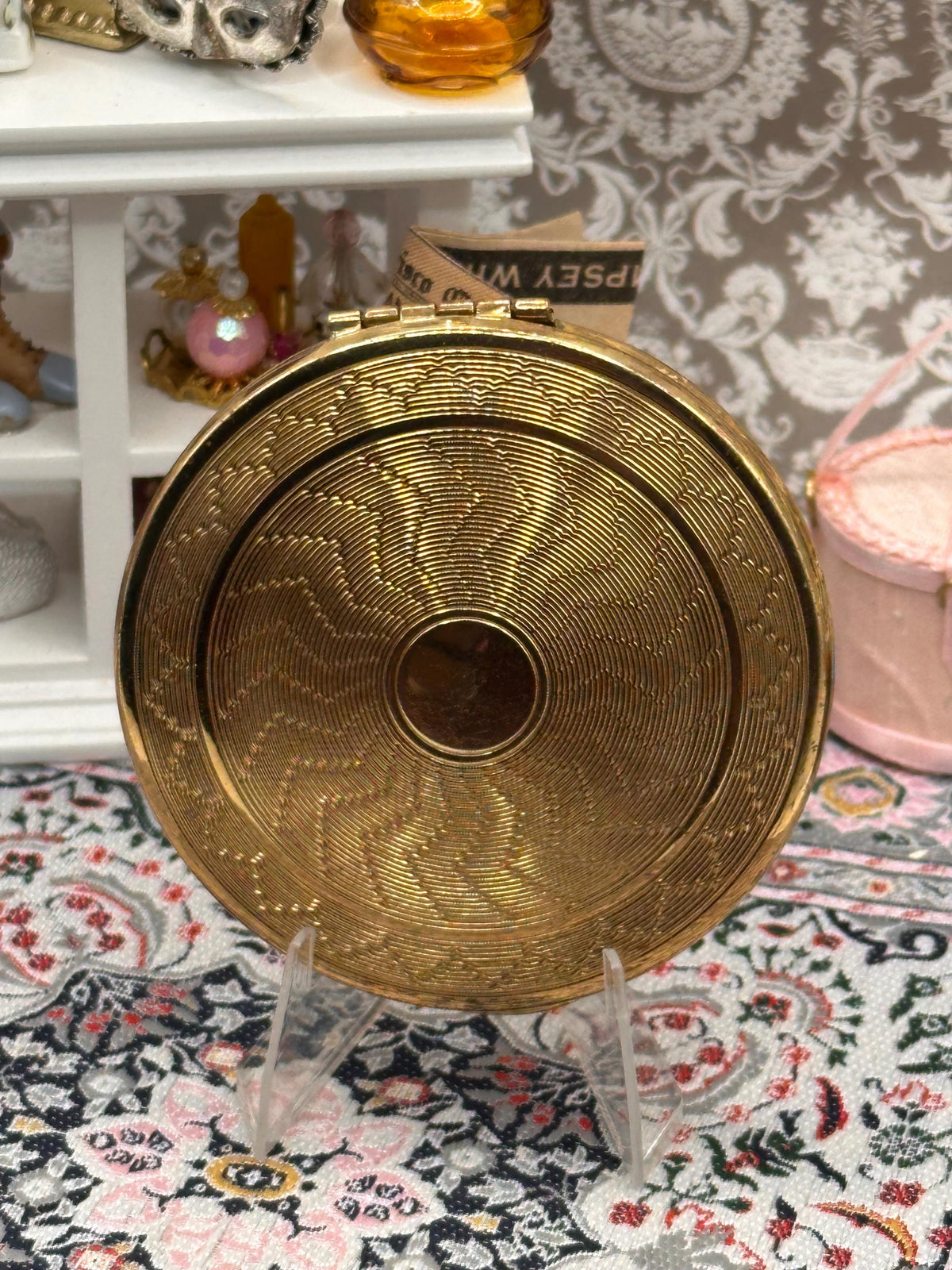 Vintage Kigu Gold Tone Powder Compact – 1950s Engine Turned Design, Made England