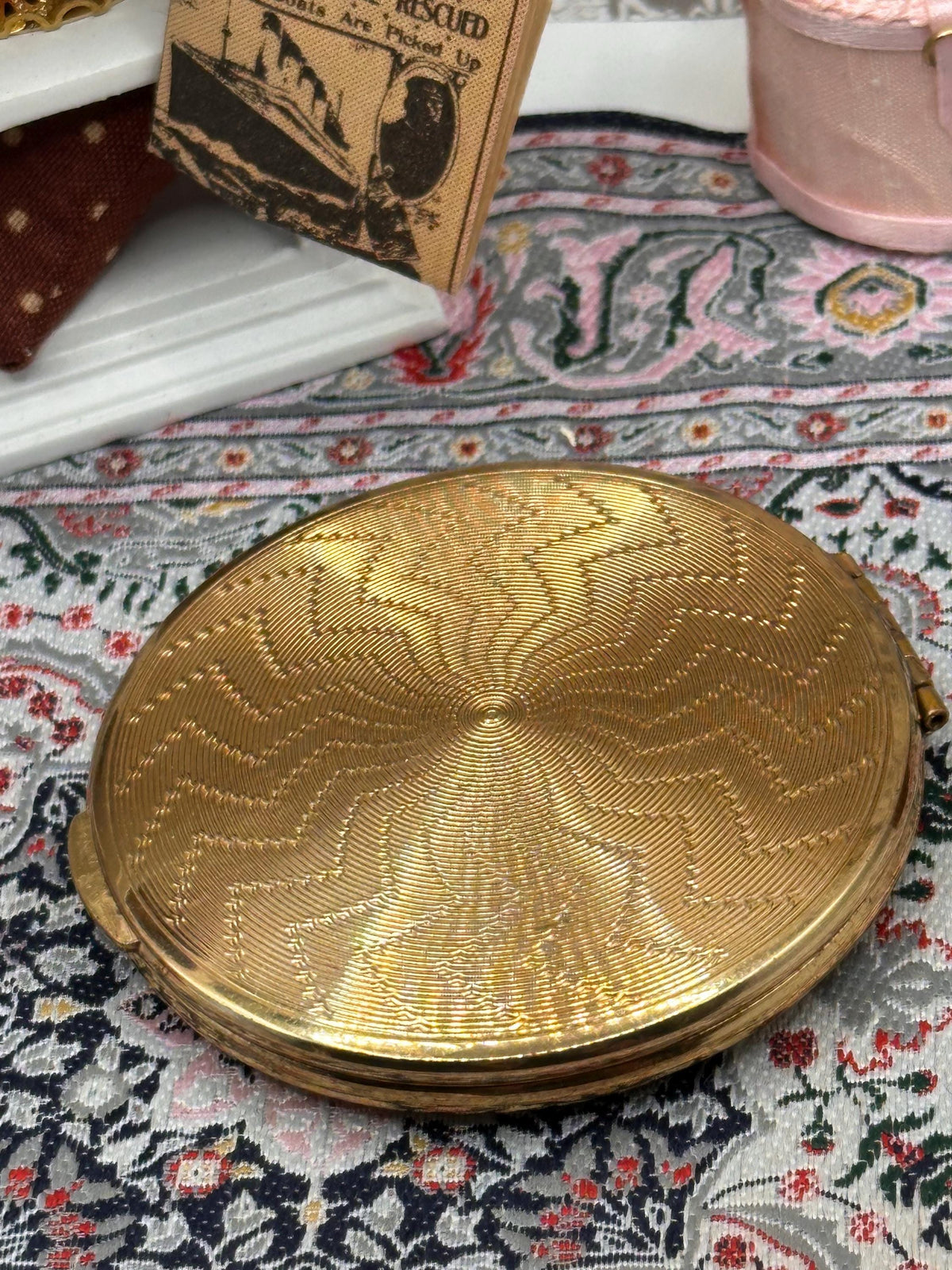 Vintage Kigu Gold Tone Powder Compact – 1950s Engine Turned Design, Made England