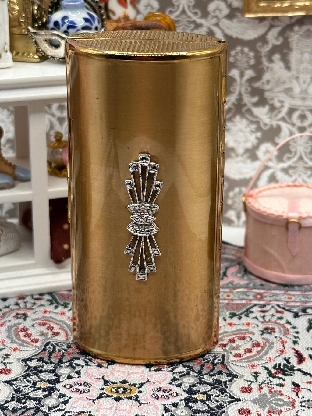 Kigu Art Deco Gold Tone Cigarette Case 9cm – Engine Turned with Decorative Bow Motif – Vintage British 1950s