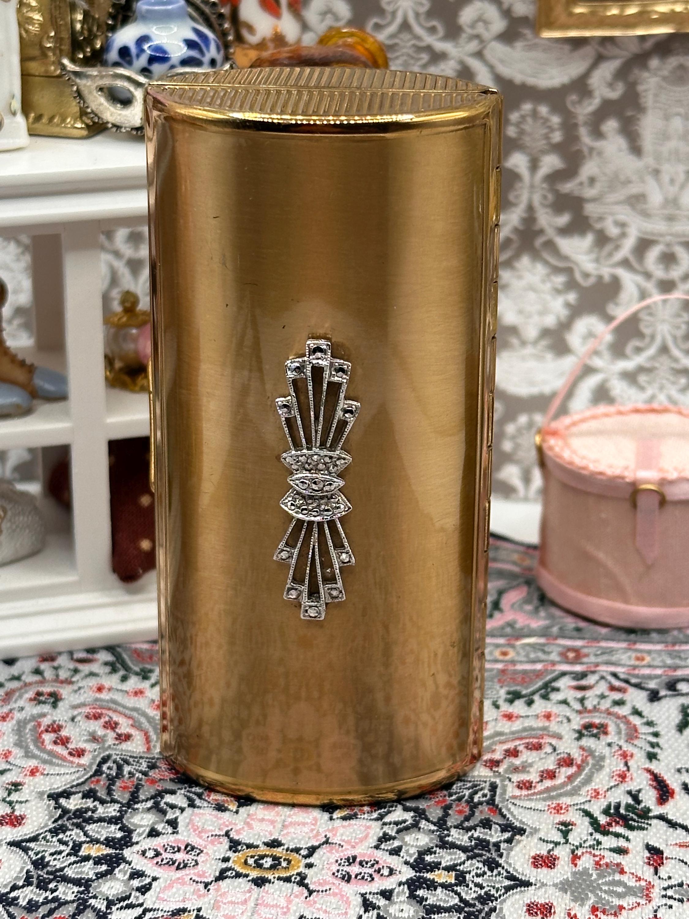 Kigu Art Deco Gold Tone Cigarette Case 9cm – Engine Turned with Decorative Bow Motif – Vintage British 1950s