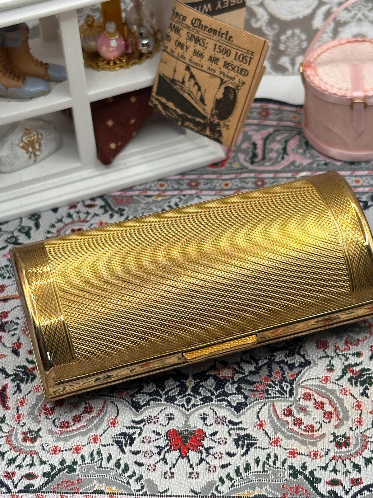 Kigu Art Deco Gold Tone Cigarette Case 9cm – Engine Turned with Decorative Bow Motif – Vintage British 1950s