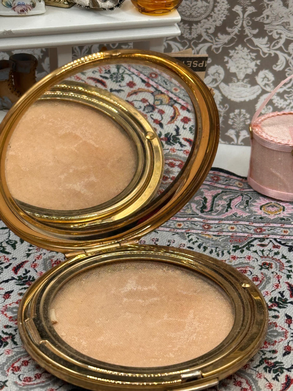 Vintage Stratton Engine Turned Powder Compact – Gold Tone Monogram (A.H.) Made England