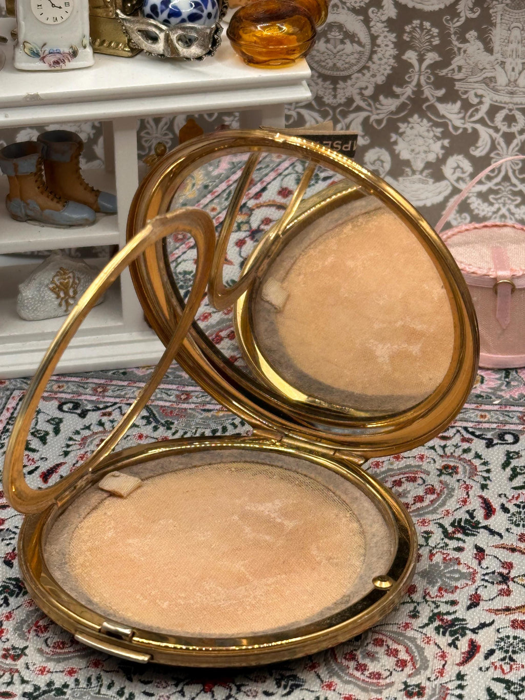 Vintage Stratton Engine Turned Powder Compact – Gold Tone Monogram (A.H.) Made England
