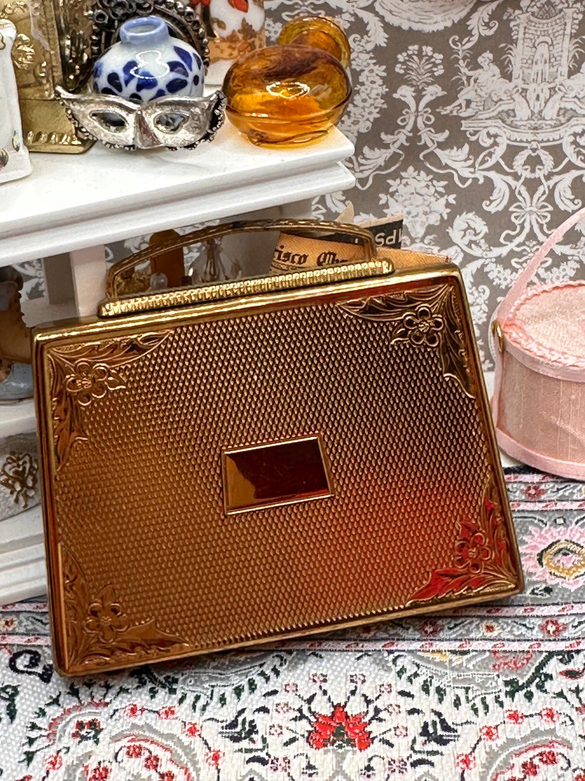 Vintage Mascot Gold Tone Engine Turned Vanity Powder Compact, HandBag Suitcase Style