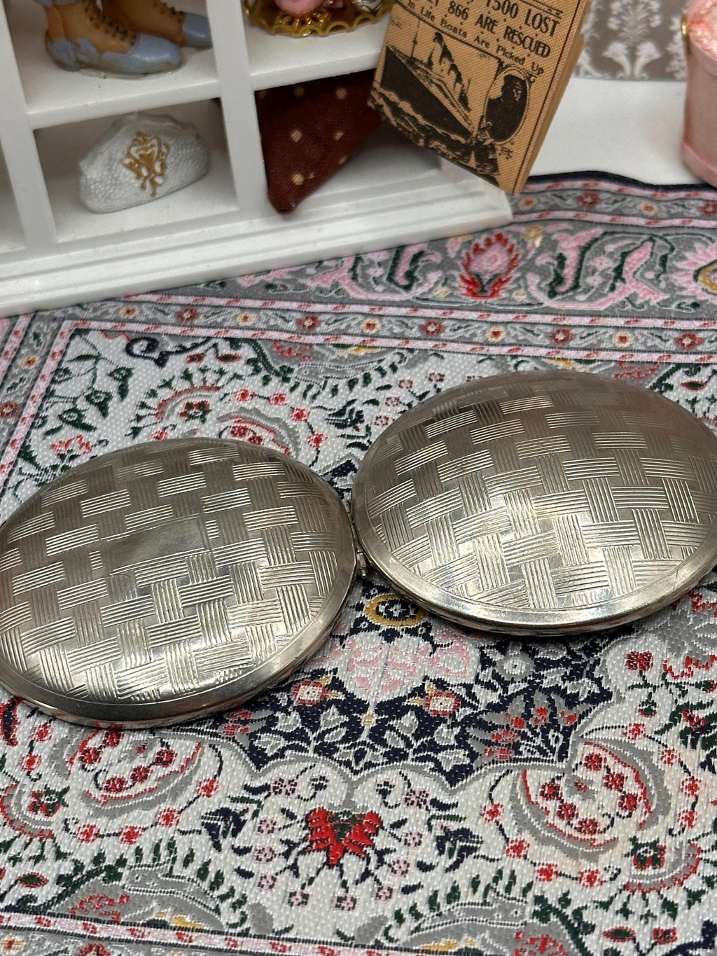 Vintage Three Flowers Richard Hudnut Art Deco Powder Compact, Engine Turned Silver Tone, 6cm