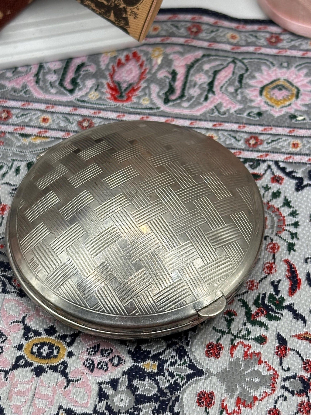 Vintage Three Flowers Richard Hudnut Art Deco Powder Compact, Engine Turned Silver Tone, 6cm