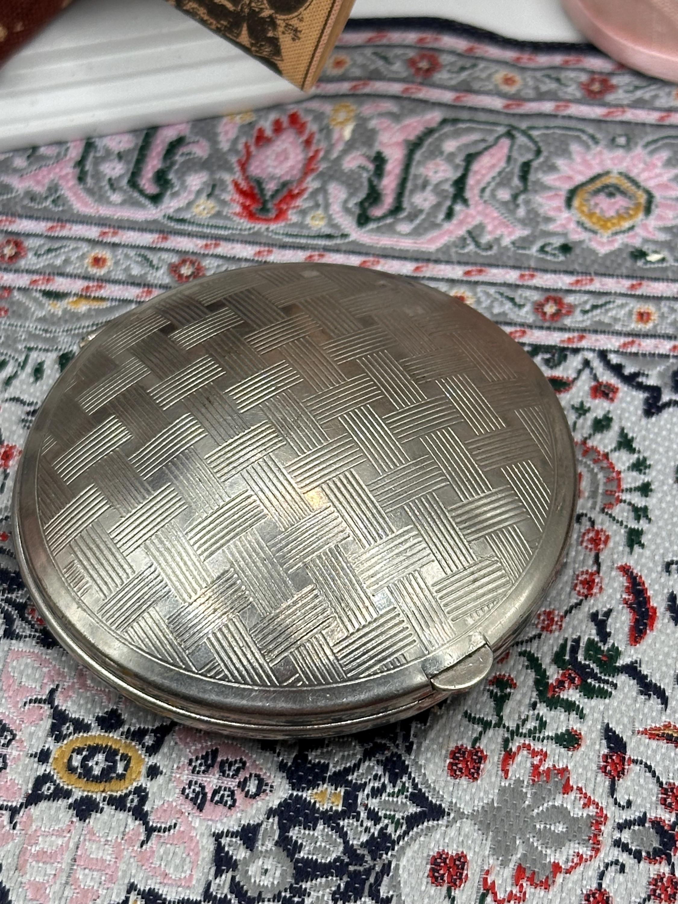 Vintage Three Flowers Richard Hudnut Art Deco Powder Compact, Engine Turned Silver Tone, 6cm