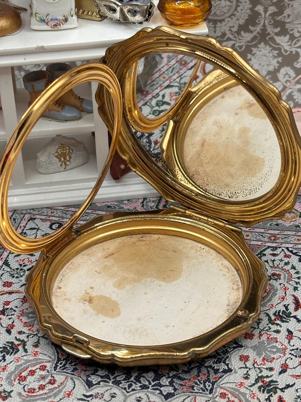 Vintage Stratton Powder Compact 8.5cm Courting Scene Transferware Design Made in England
