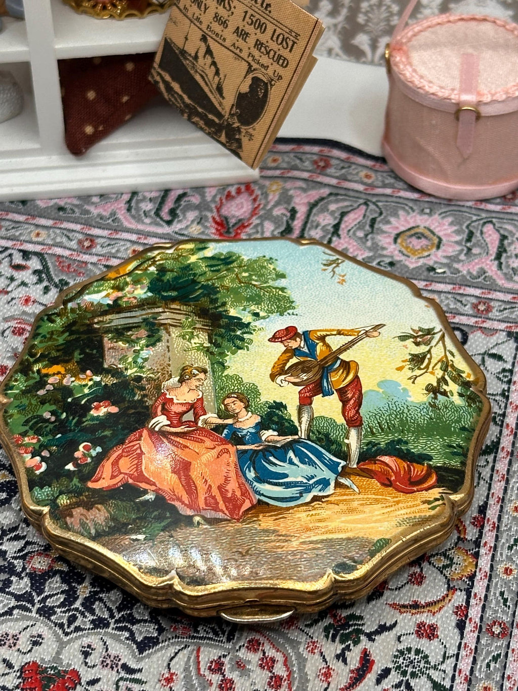 Vintage Stratton Powder Compact 8.5cm Courting Scene Transferware Design Made in England