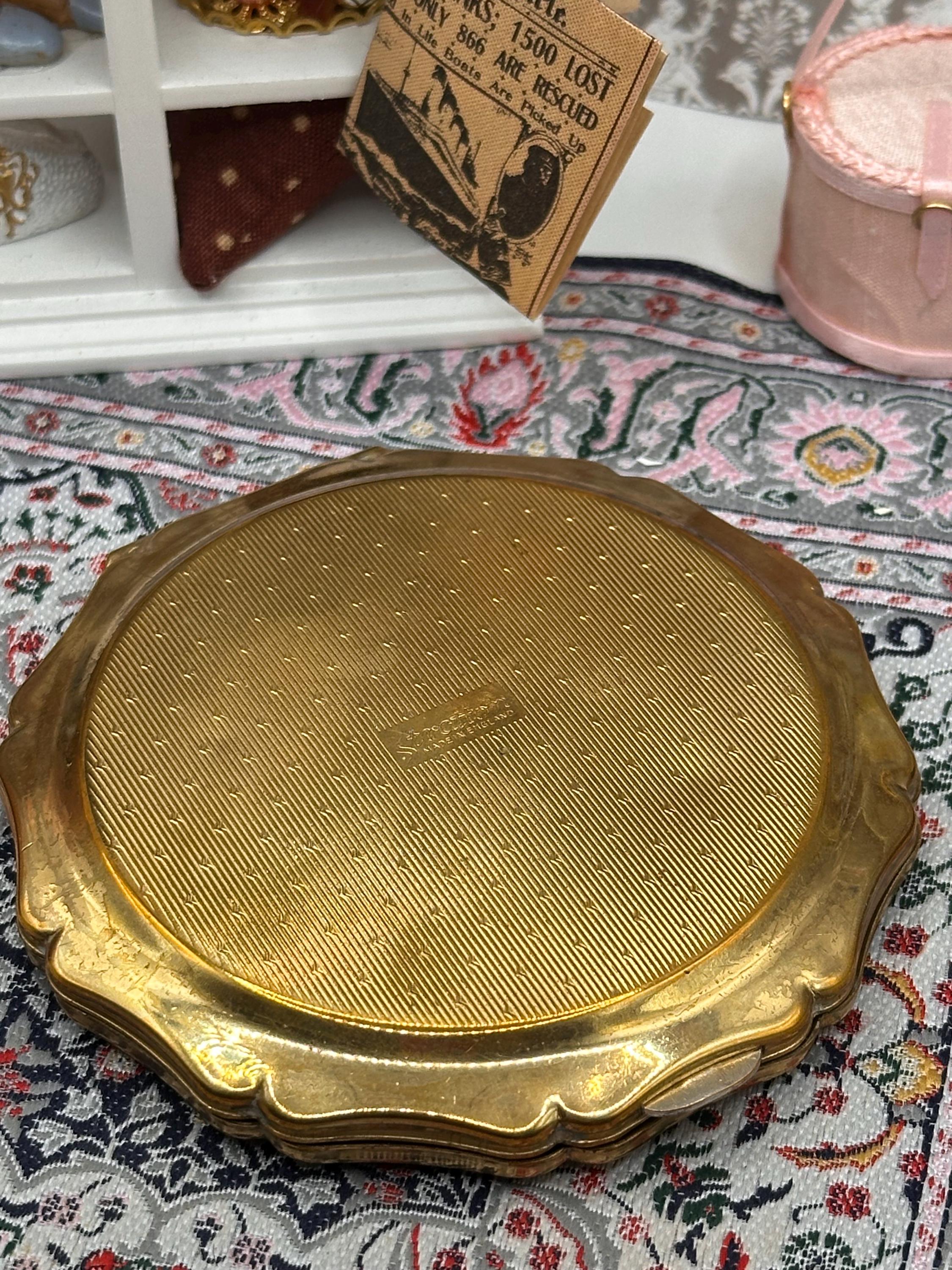Vintage Stratton Powder Compact 8.5cm Courting Scene Transferware Design Made in England