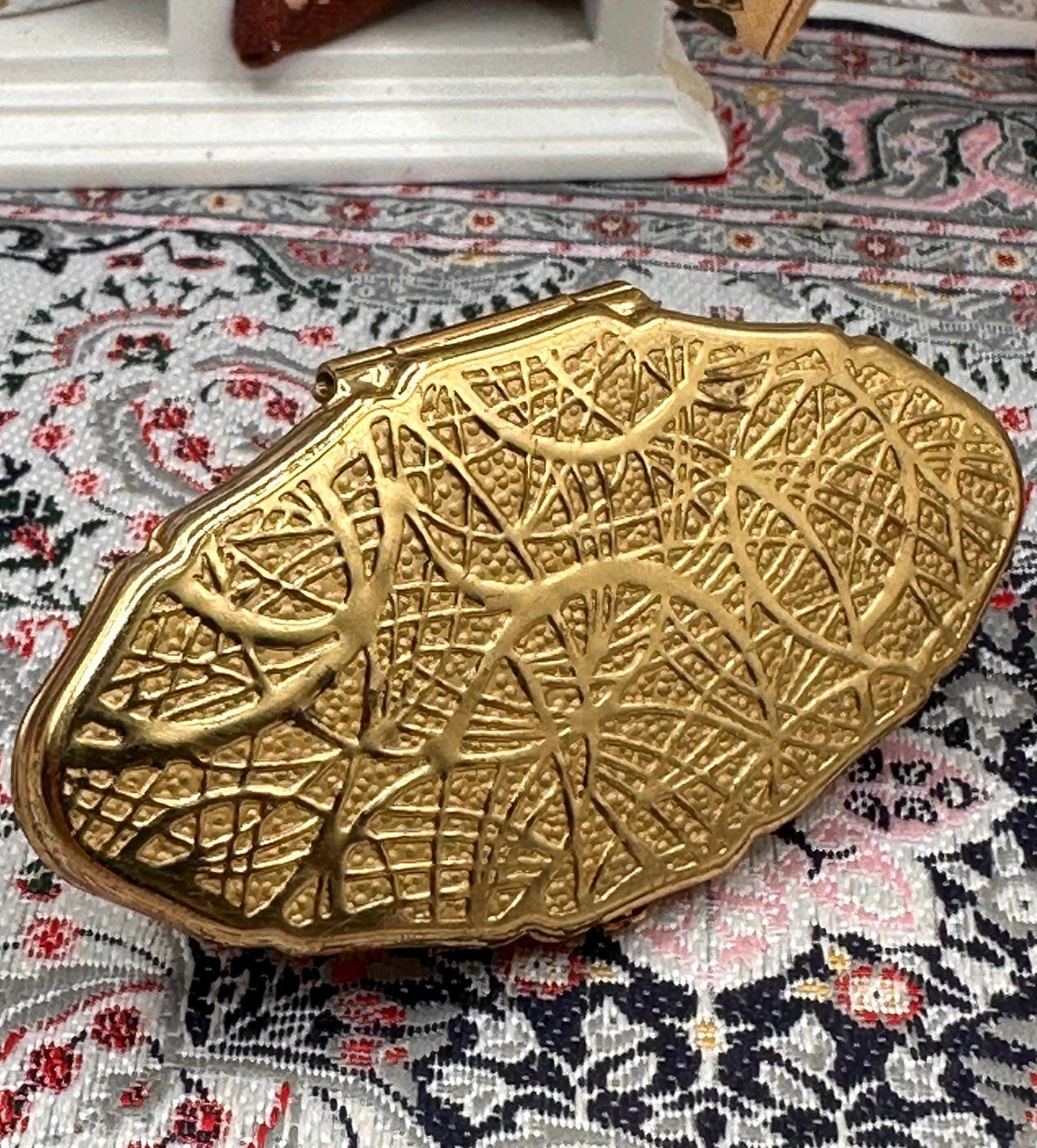 Stratton Lip View Gold Tone Leaf Design Lipstick Mirror Vintage Vanity 6cm