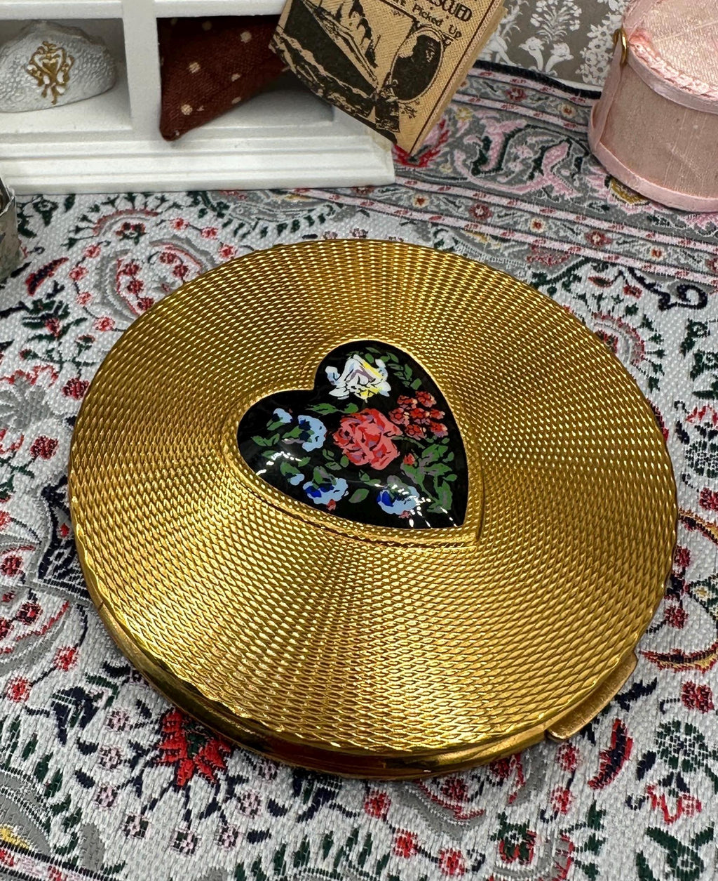 Vintage Mascot Powder Compact – 8cm Gold-Tone Heart Floral Design Original Box