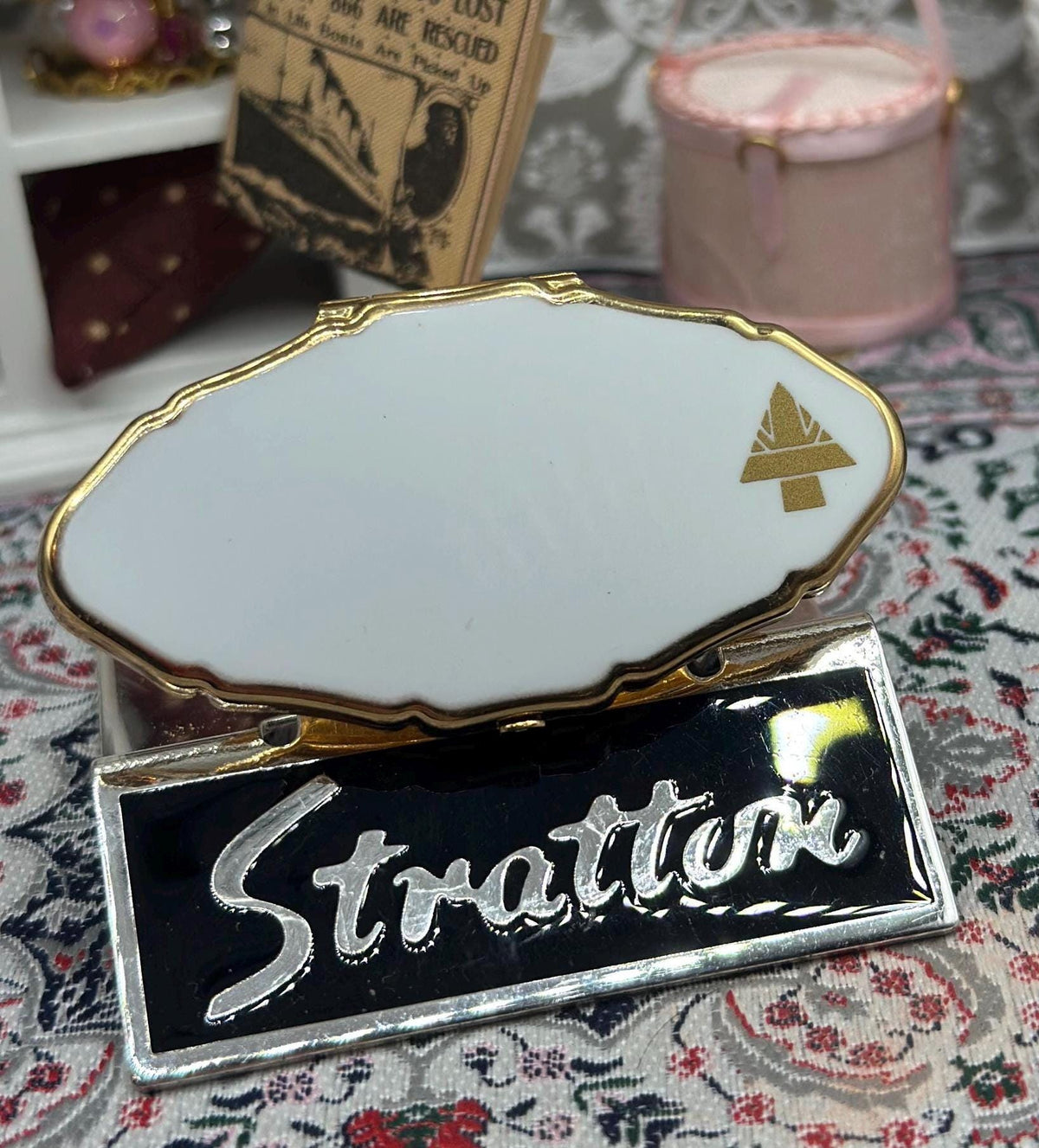 Vintage Stratton Lip-View Lipstick Holder – White Enamel Gold Christmas Tree