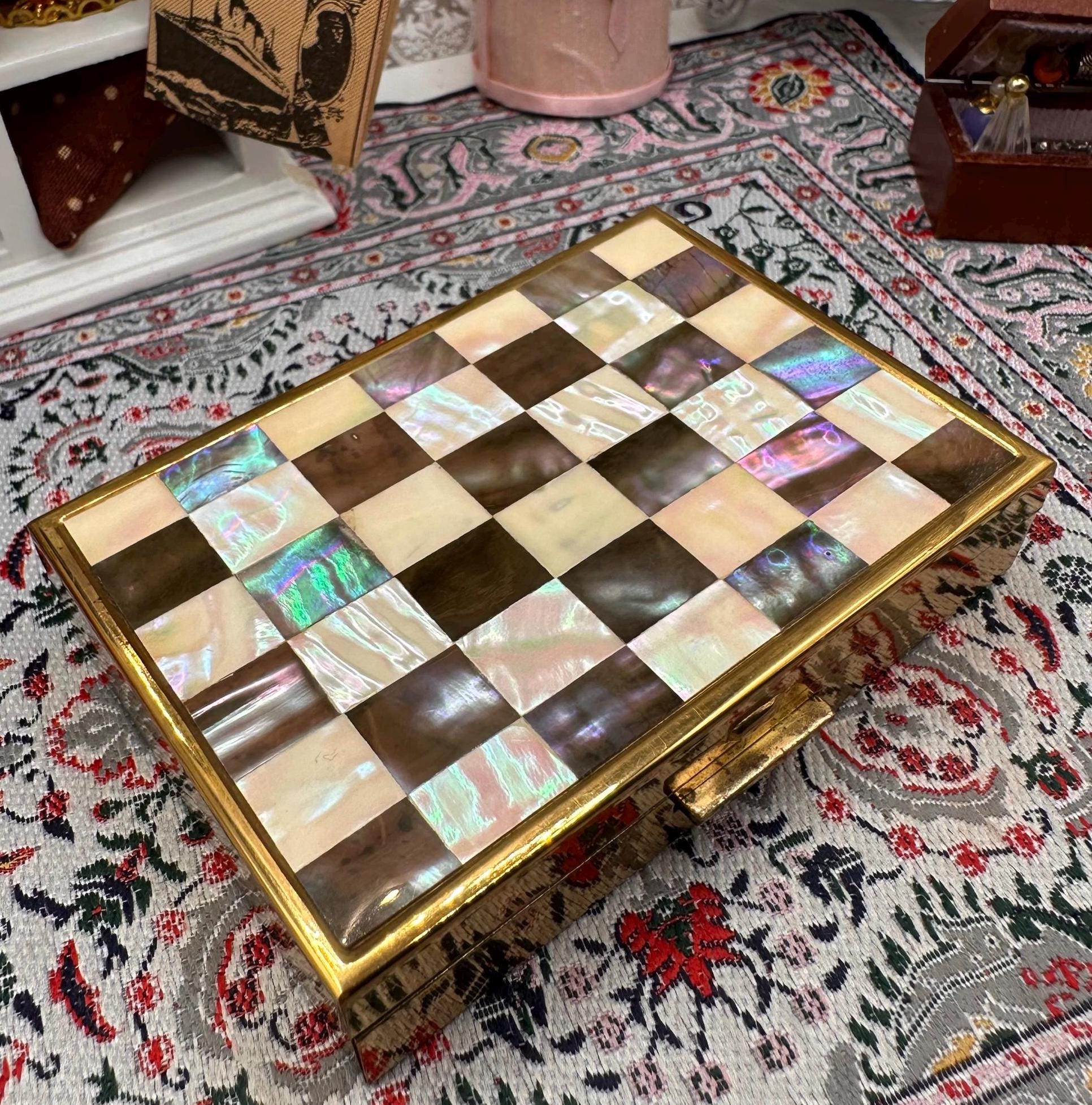 Vintage Clover Musical Compact: Mother of Pearl Abalone Inlay, Made in England