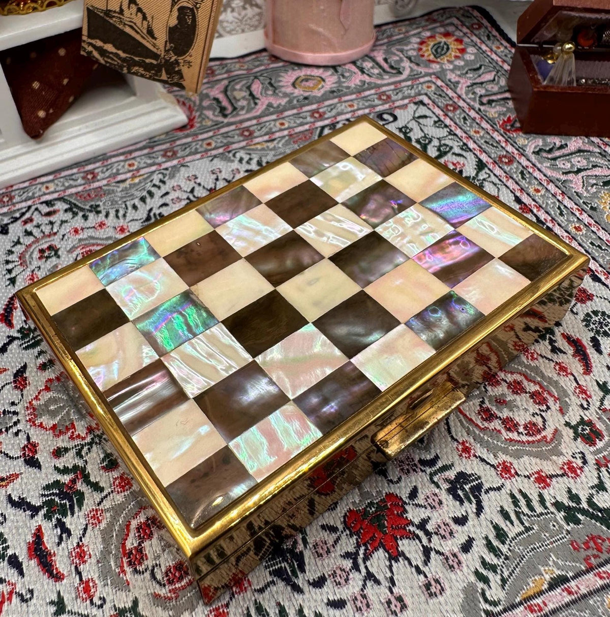 Vintage Clover Musical Compact: Mother of Pearl Abalone Inlay, Made in England