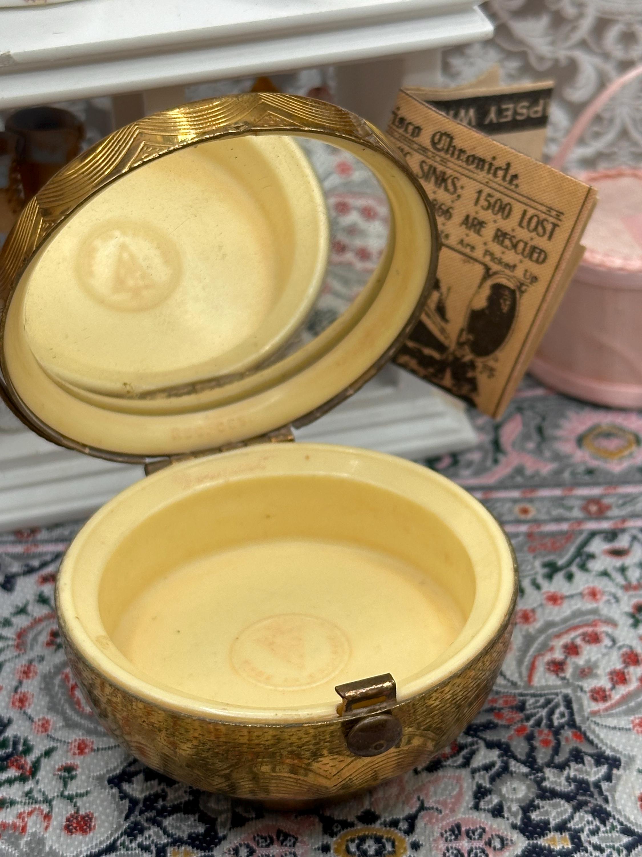 Vintage Kigu Bouquet Basket Powder Compact Gold Tone Carry Handle 5.5cm