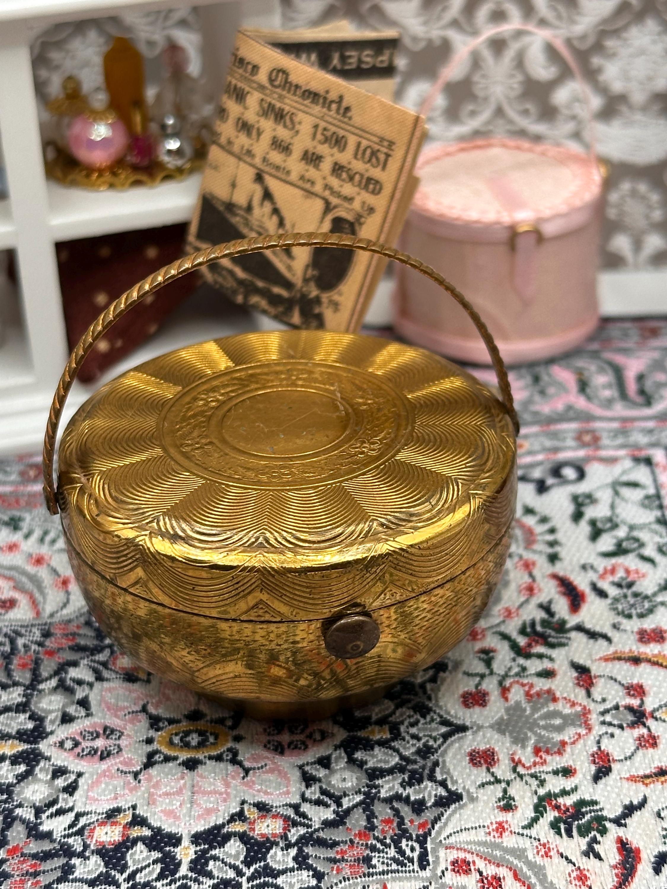 Vintage Kigu Bouquet Basket Powder Compact Gold Tone Carry Handle 5.5cm