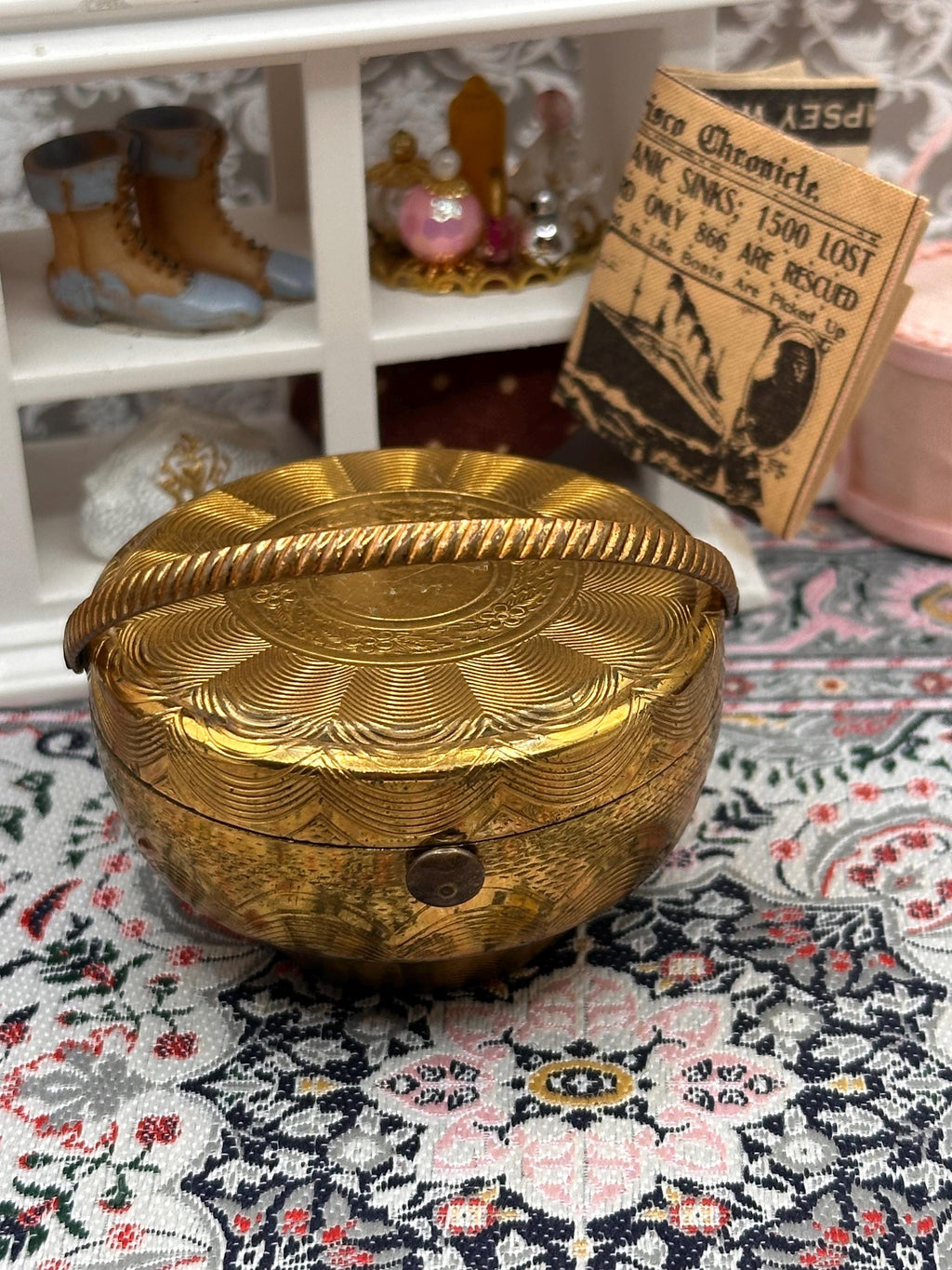 Vintage Kigu Bouquet Basket Powder Compact Gold Tone Carry Handle 5.5cm
