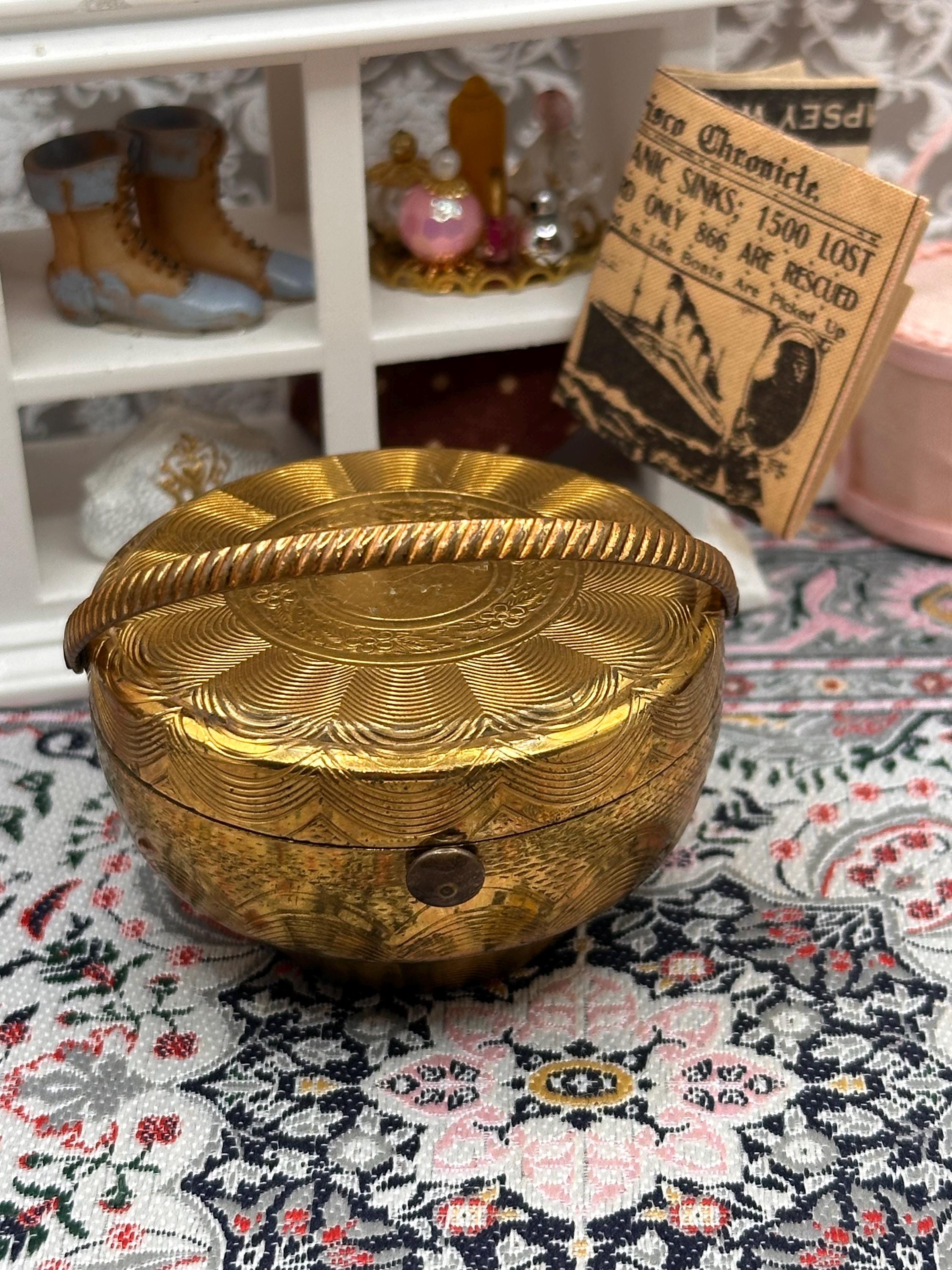 Vintage Kigu Bouquet Basket Powder Compact Gold Tone Carry Handle 5.5cm