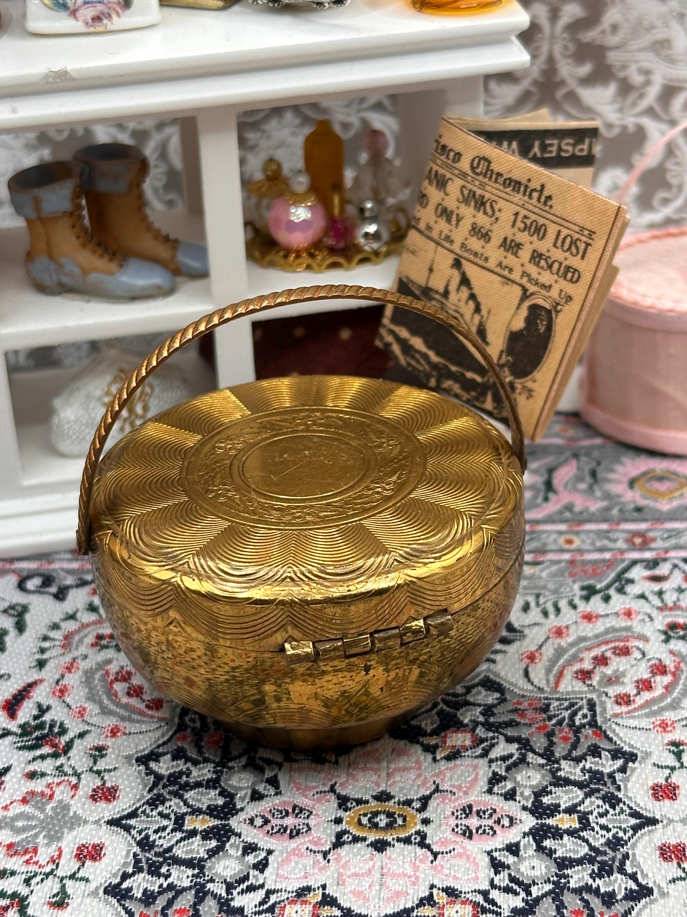 Vintage Kigu Bouquet Basket Powder Compact Gold Tone Carry Handle 5.5cm