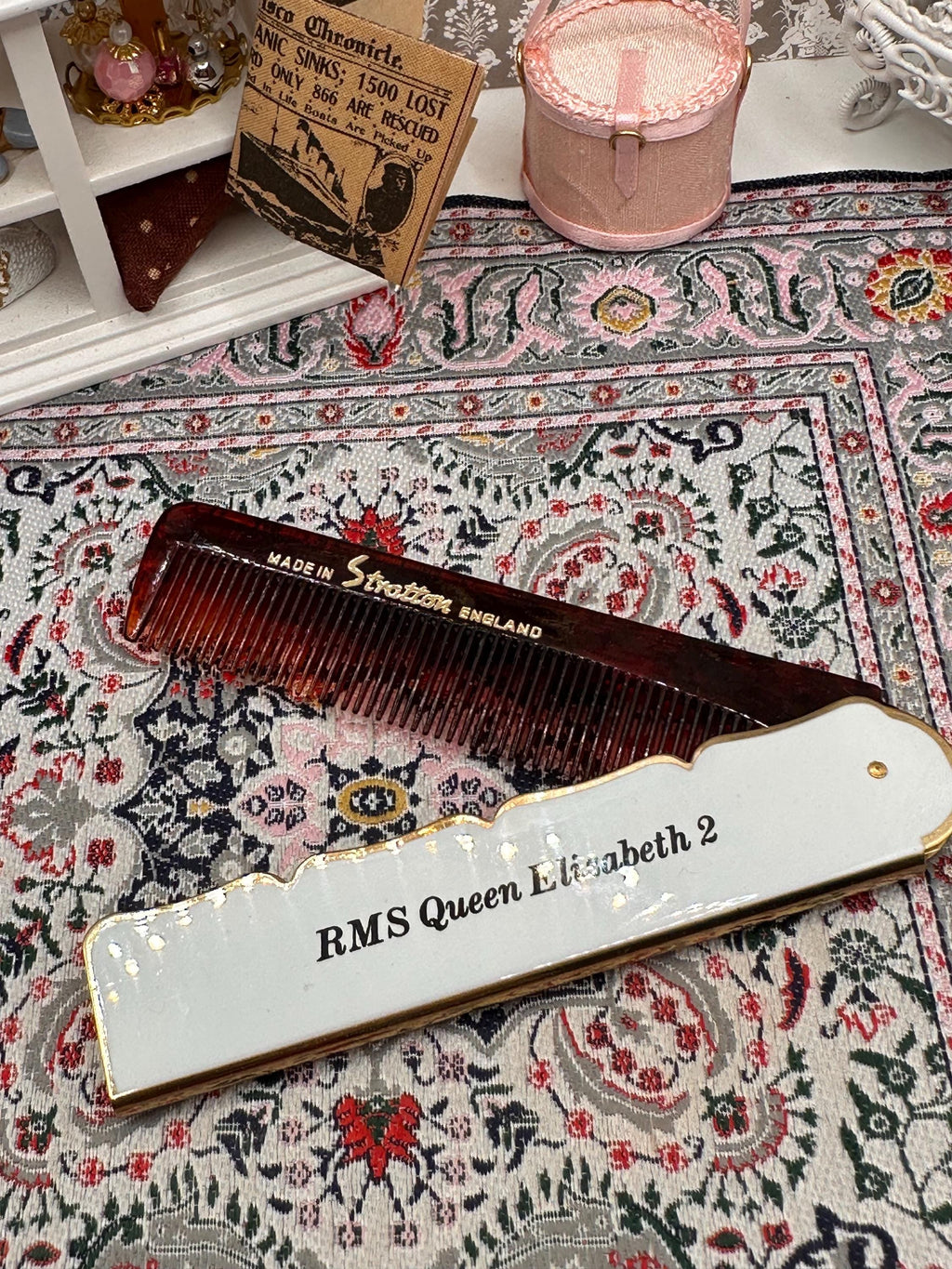 Stratton Folding Comb Queen Elizabeth 2 Souvenir, Gold Tone Engine Turned (10.5cm)