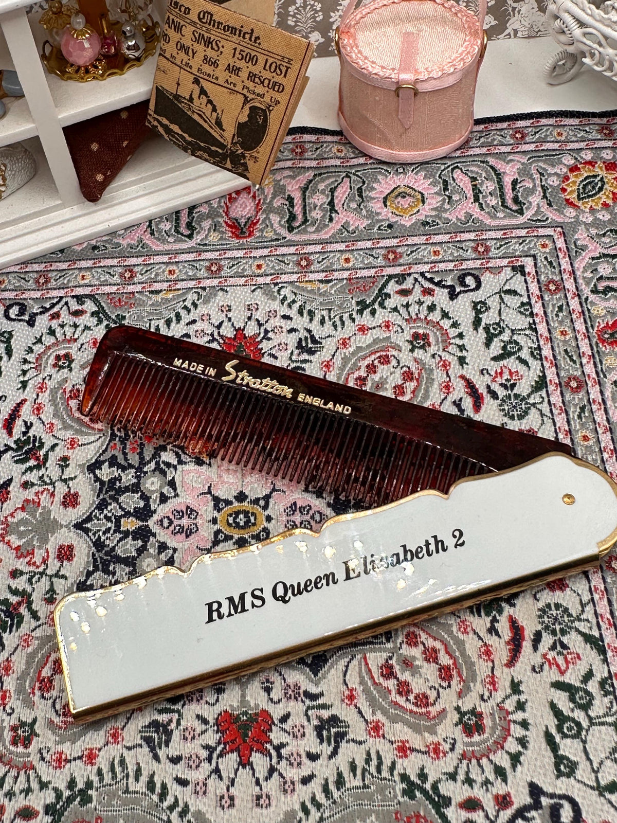 Stratton Folding Comb Queen Elizabeth 2 Souvenir, Gold Tone Engine Turned (10.5cm)