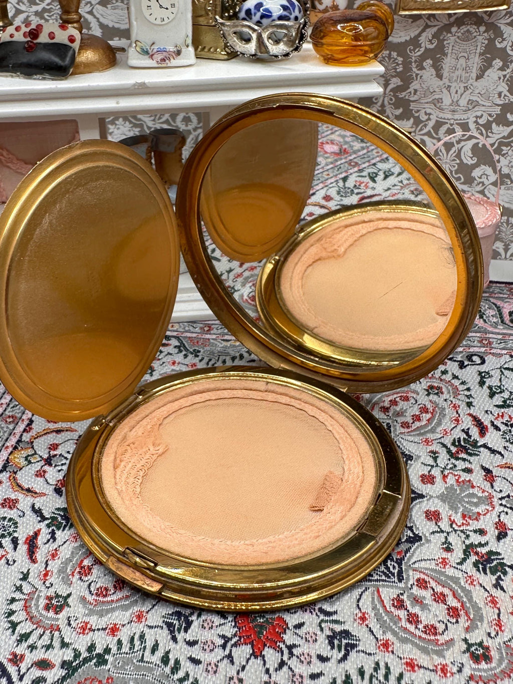 Vintage Vogue Vanities “Persian Legend” Powder Compact c.1940s Gilt Brass Dragon Scene
