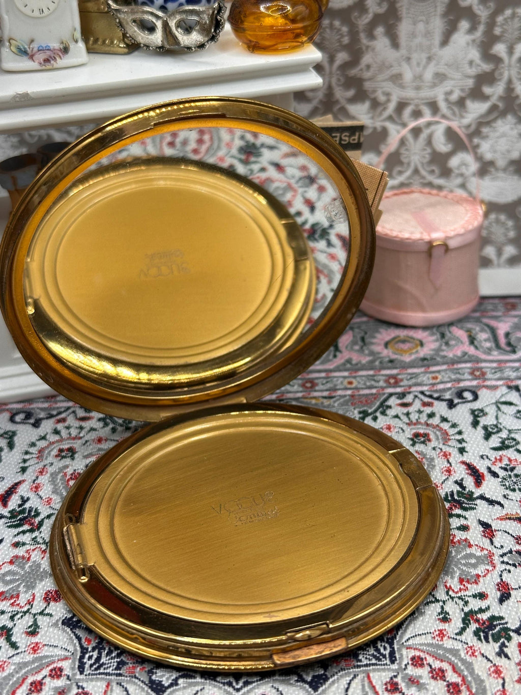 Vintage Vogue Vanities “Persian Legend” Powder Compact c.1940s Gilt Brass Dragon Scene