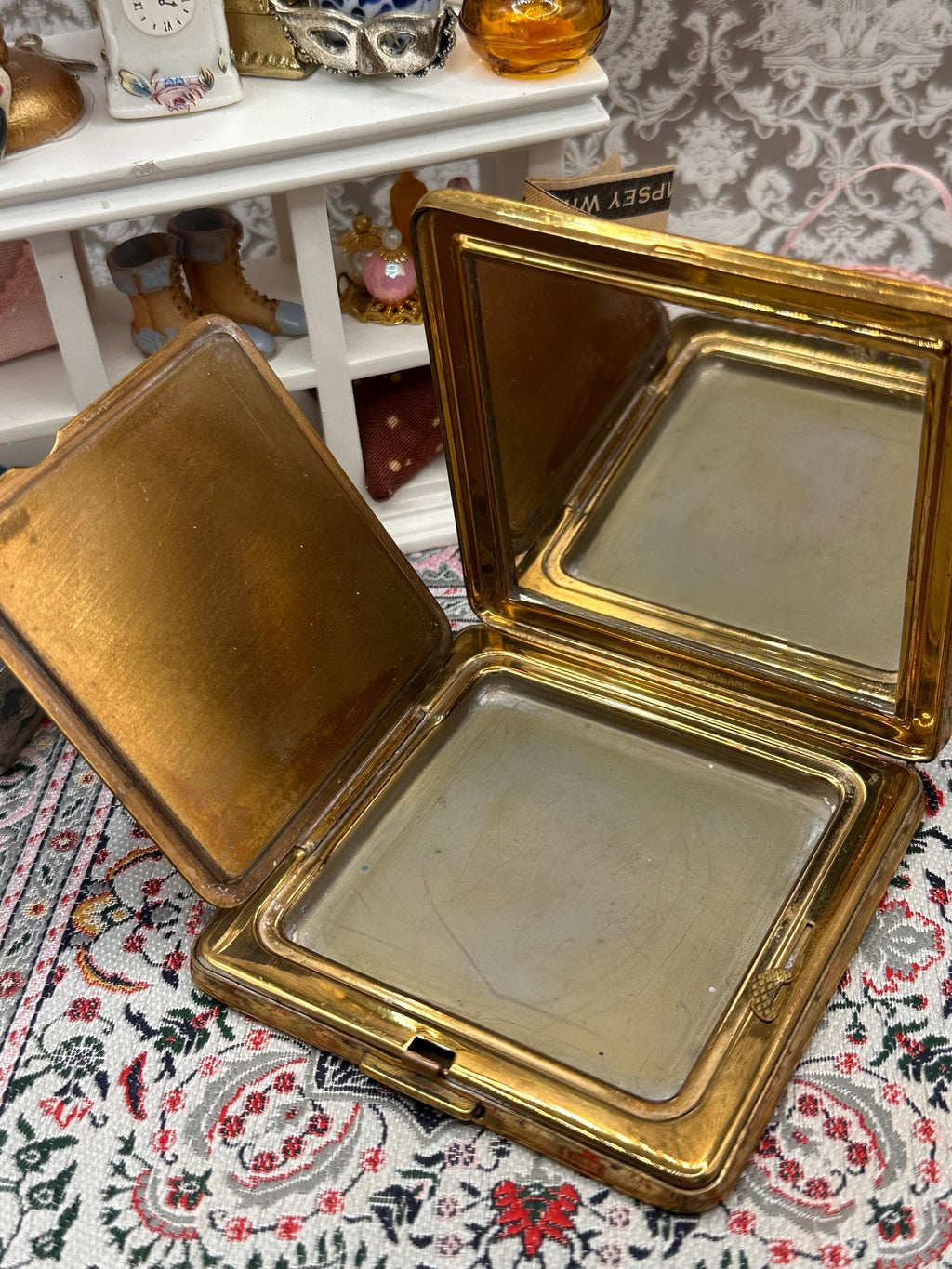 Vintage Kigu Powder Compact: 1950s Gold Tone Engine Turned Floral Border Made England