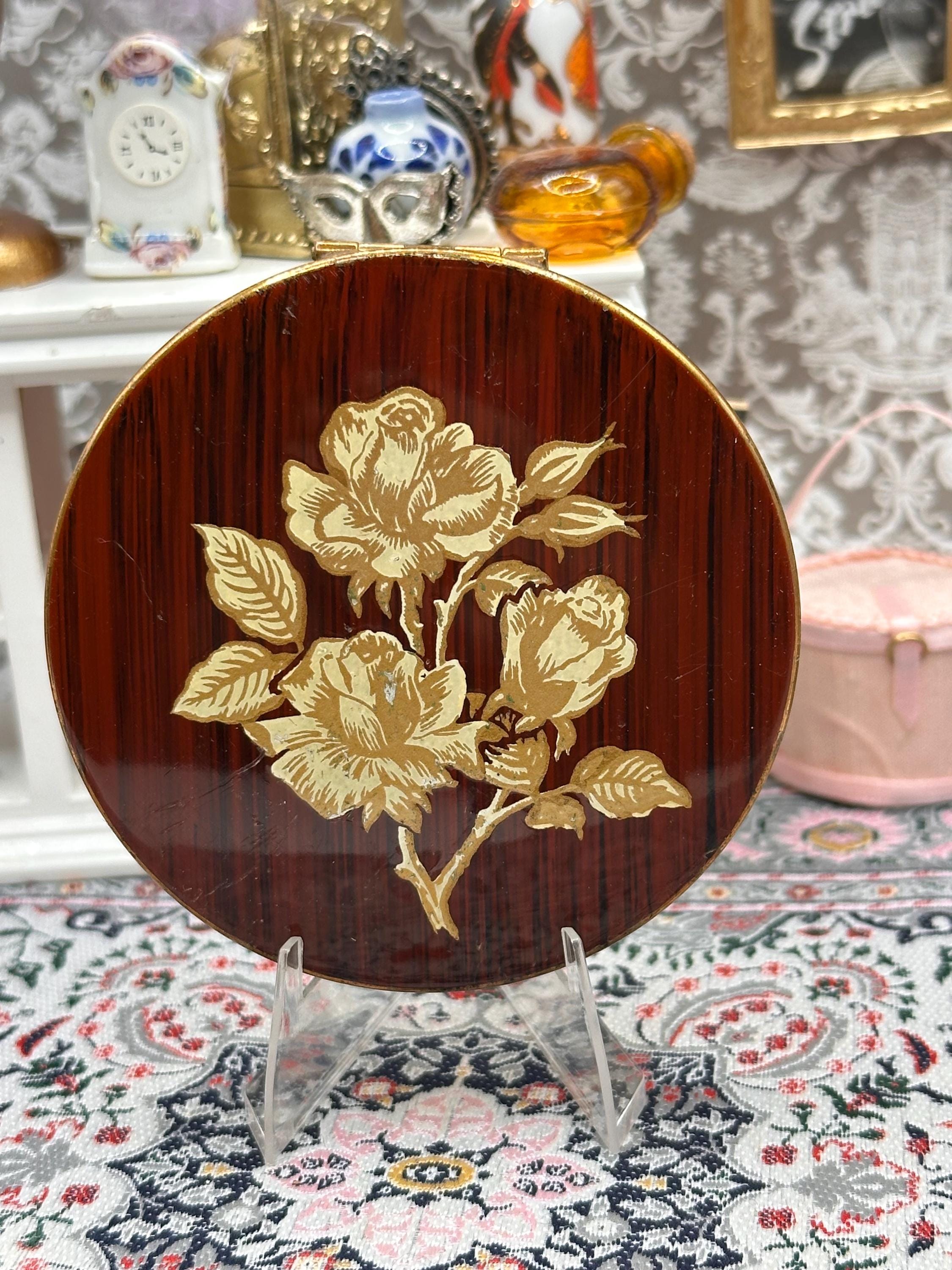 Vintage 1950s Powder Compact – Tortoiseshell Wood Effect Gold Floral Lid, Made England (7cm)