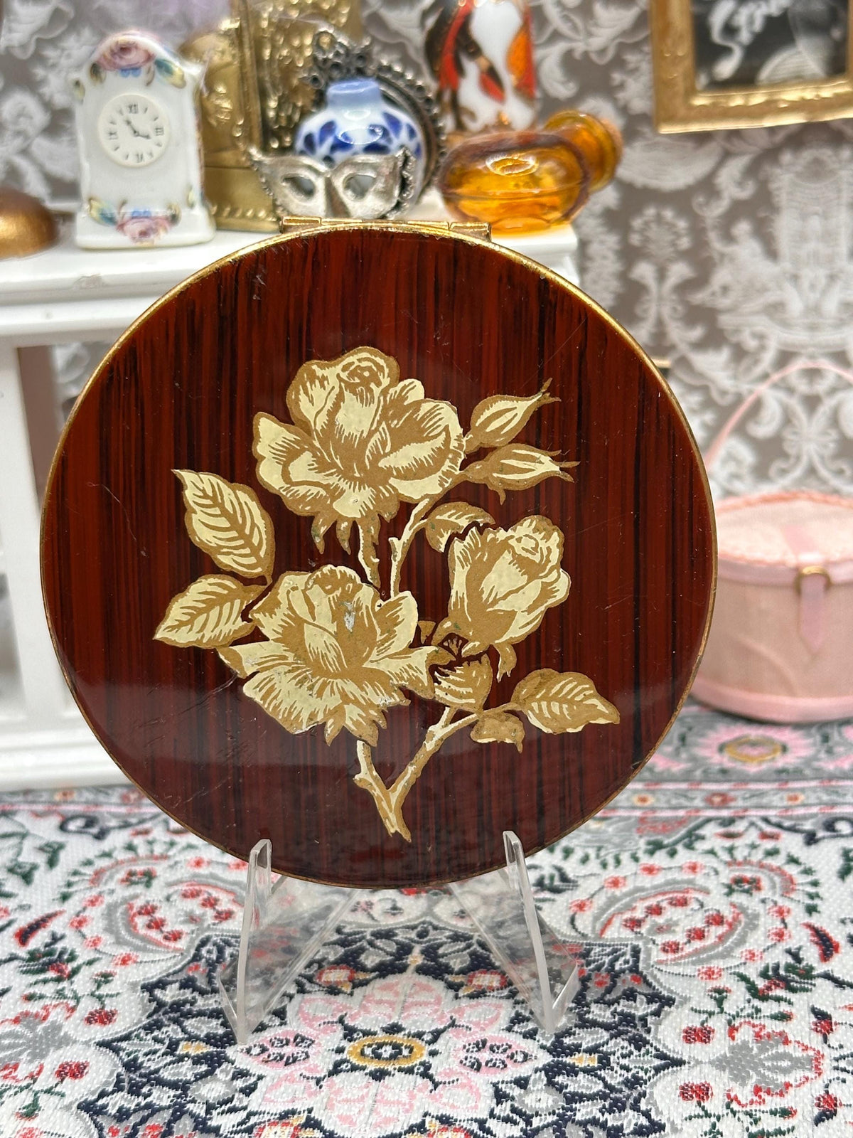 Vintage 1950s Powder Compact – Tortoiseshell Wood Effect Gold Floral Lid, Made England (7cm)