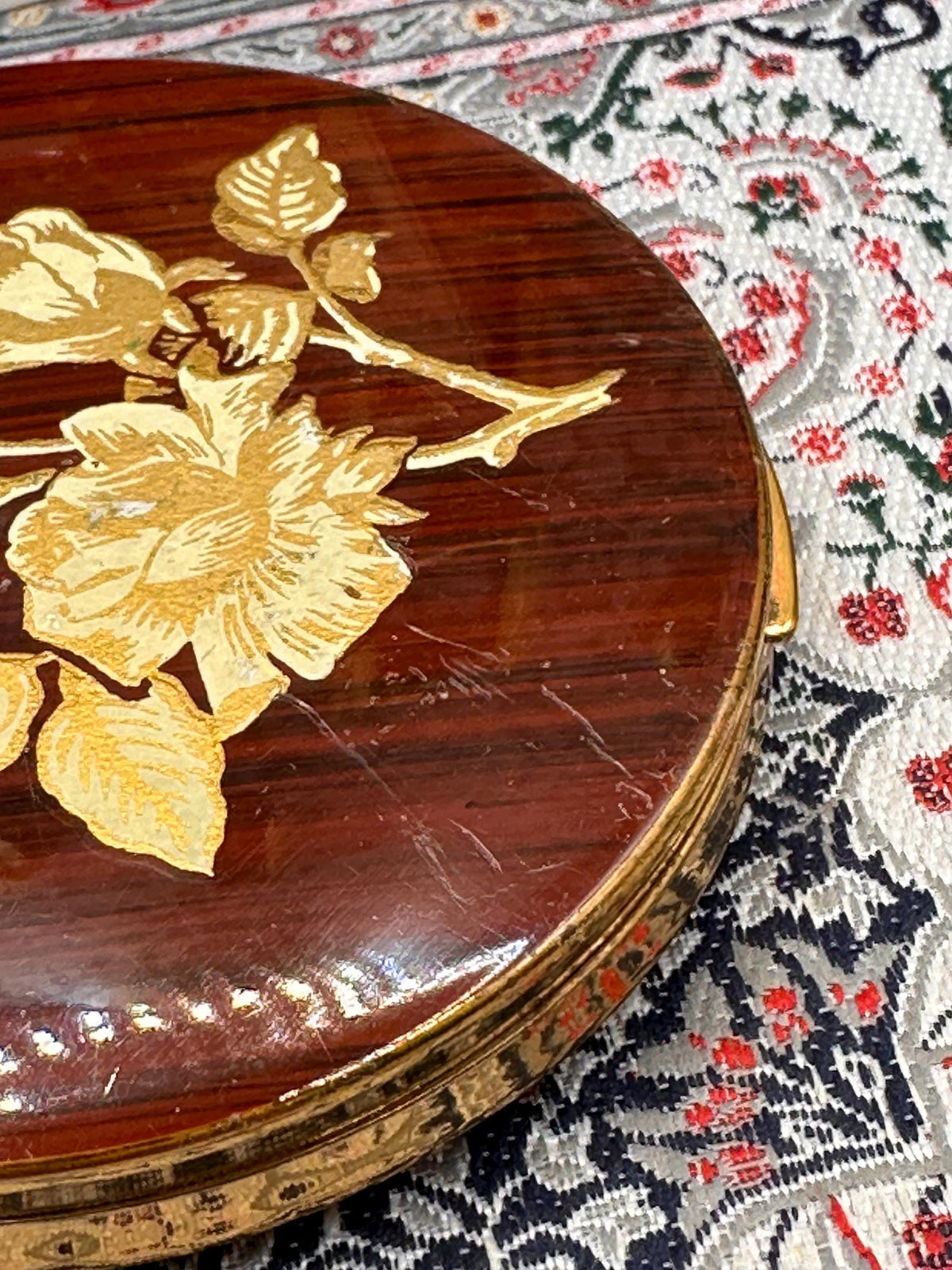 Vintage 1950s Powder Compact – Tortoiseshell Wood Effect Gold Floral Lid, Made England (7cm)
