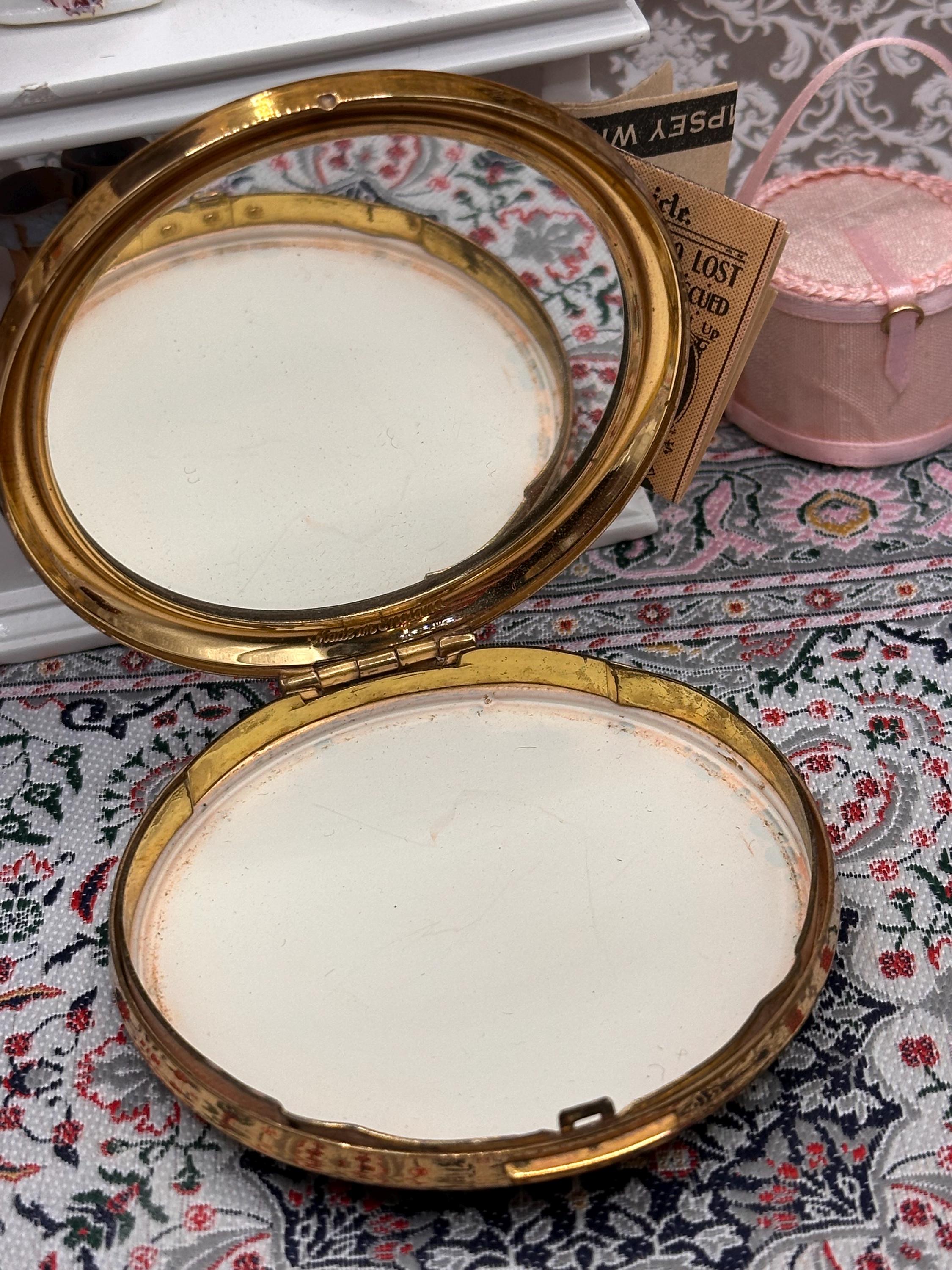 Vintage 1950s Powder Compact – Tortoiseshell Wood Effect Gold Floral Lid, Made England (7cm)
