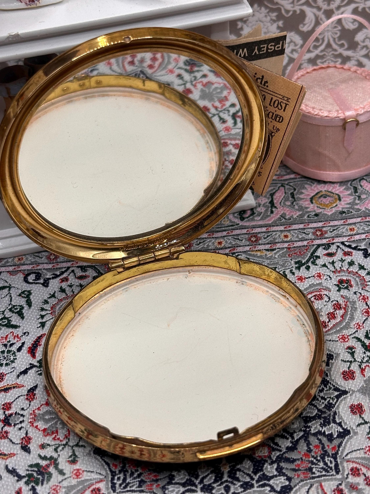 Vintage 1950s Powder Compact – Tortoiseshell Wood Effect Gold Floral Lid, Made England (7cm)