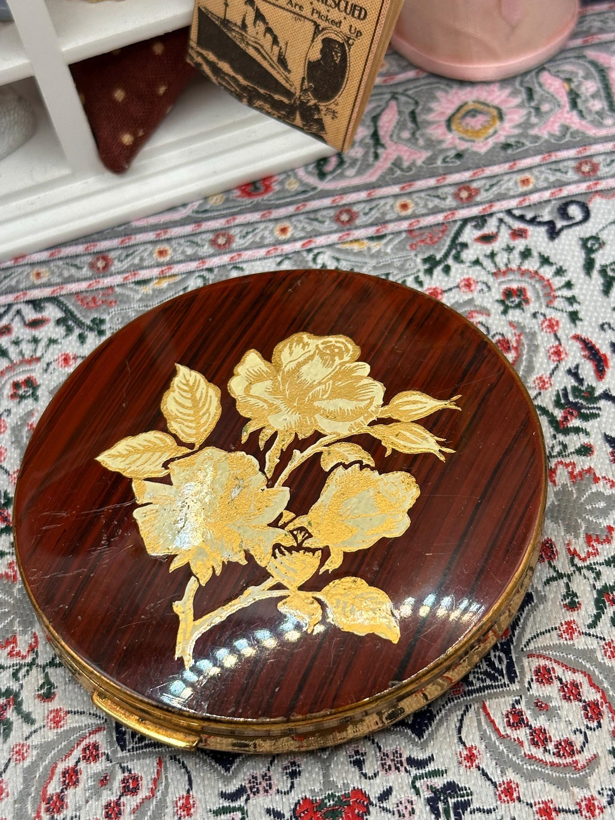 Vintage 1950s Powder Compact – Tortoiseshell Wood Effect Gold Floral Lid, Made England (7cm)