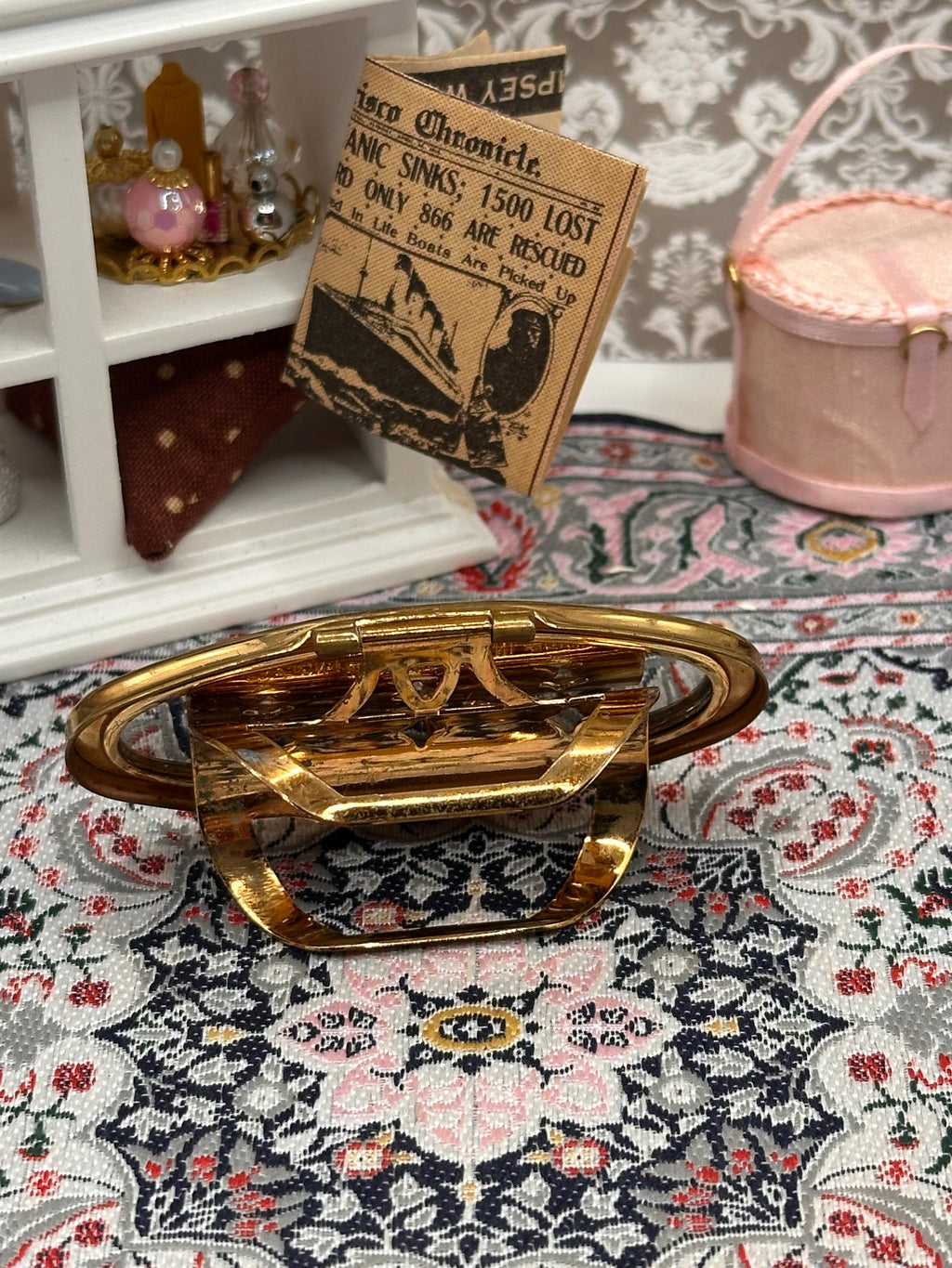 Vintage Stratton Lipview Compact Gold Tone Leaf Design, Mid Century Convertible Compact with Mirror