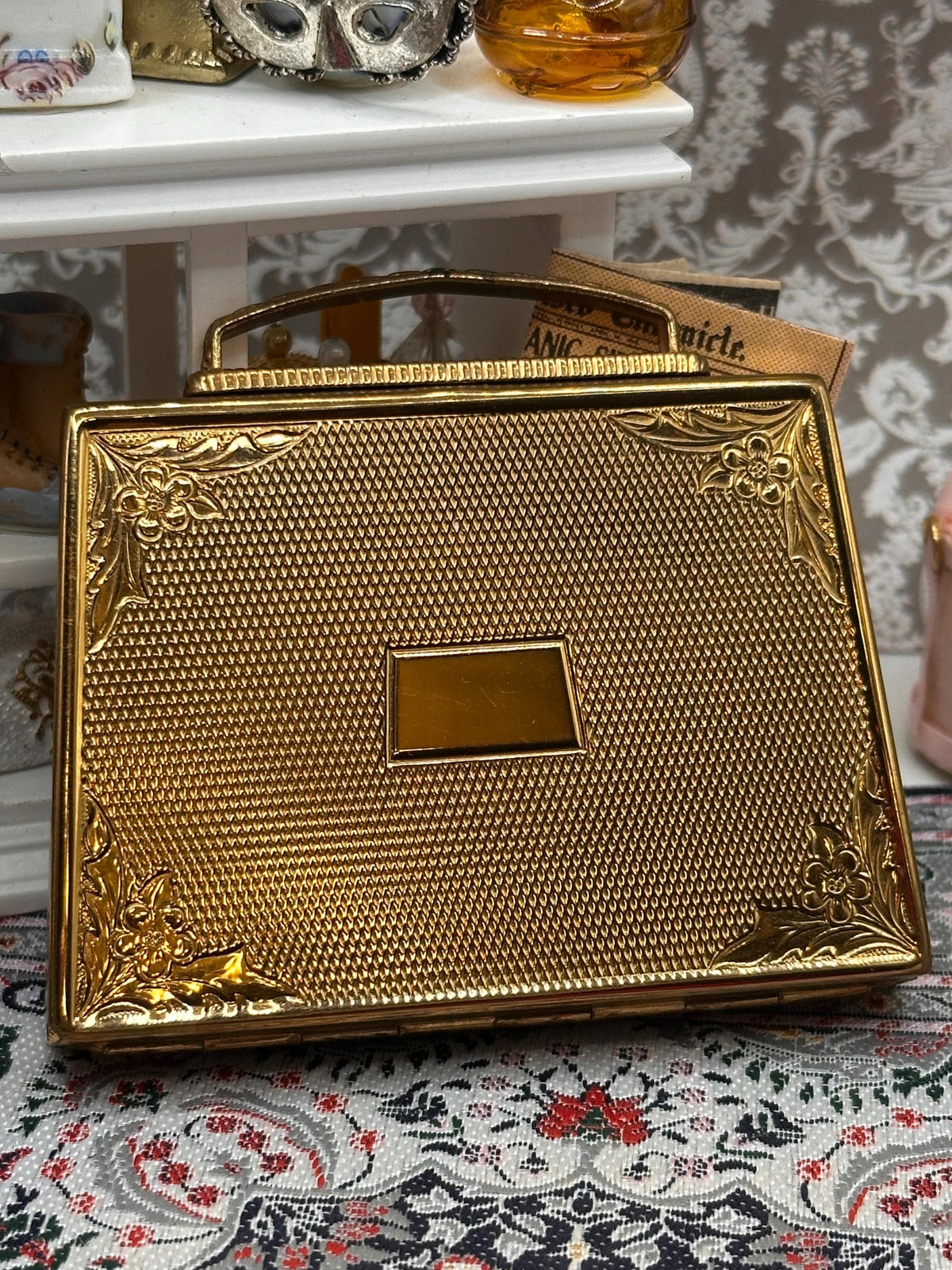 Vintage Mascot Gold Tone Engine Turned Vanity Powder Compact, HandBag Suitcase Style