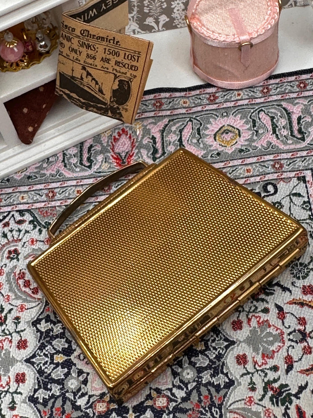 Vintage Mascot Gold Tone Engine Turned Vanity Powder Compact, HandBag Suitcase Style