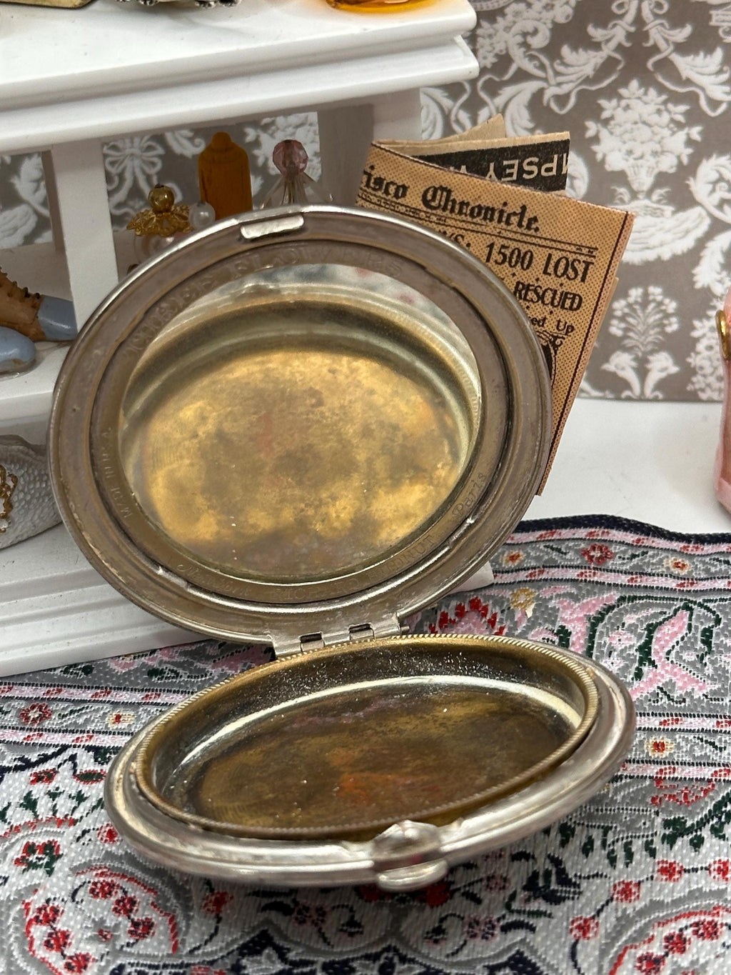 Vintage Three Flowers Richard Hudnut Art Deco Powder Compact, Engine Turned Silver Tone, 6cm