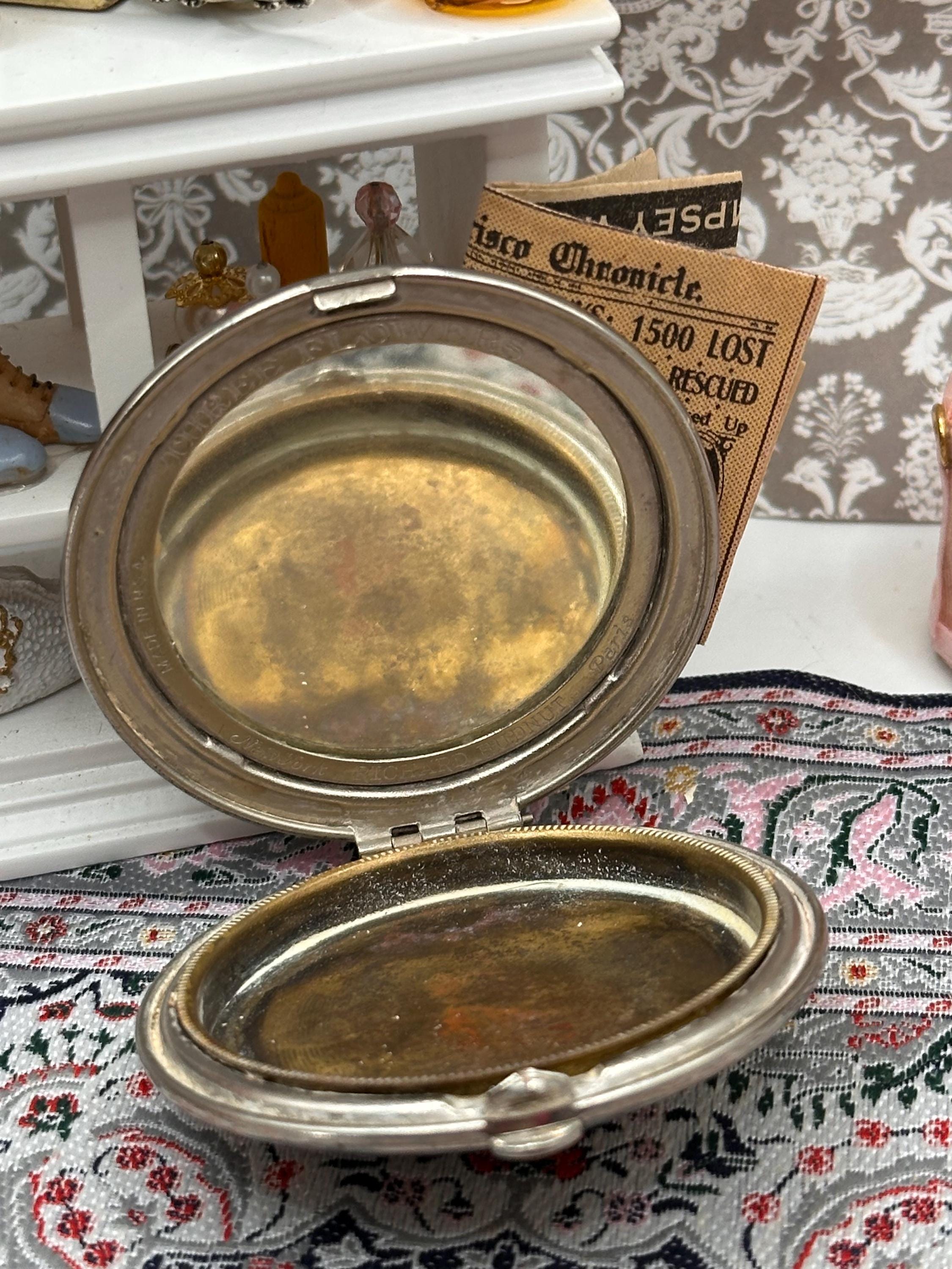 Vintage Three Flowers Richard Hudnut Art Deco Powder Compact, Engine Turned Silver Tone, 6cm
