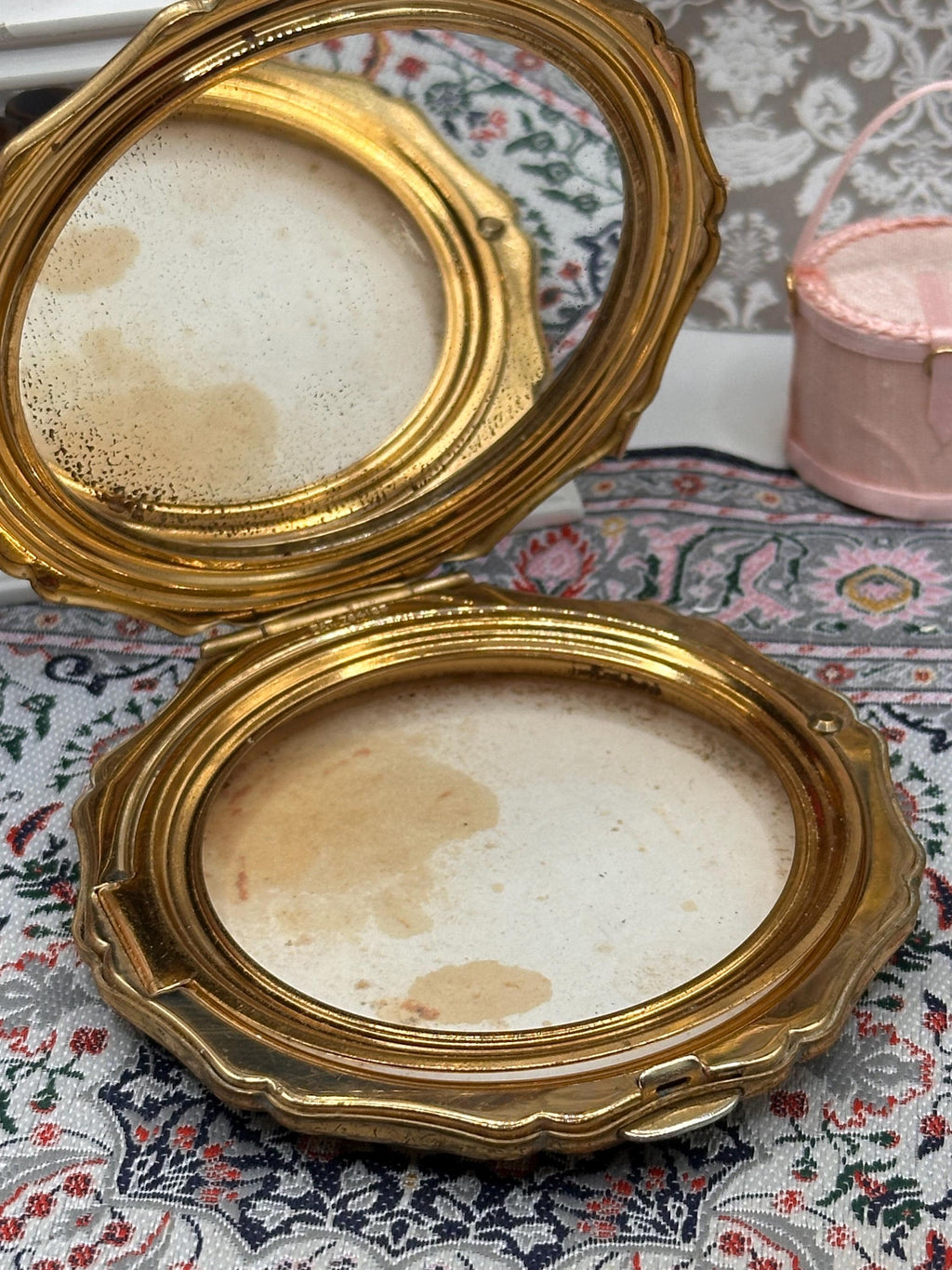 Vintage Stratton Powder Compact 8.5cm Courting Scene Transferware Design Made in England