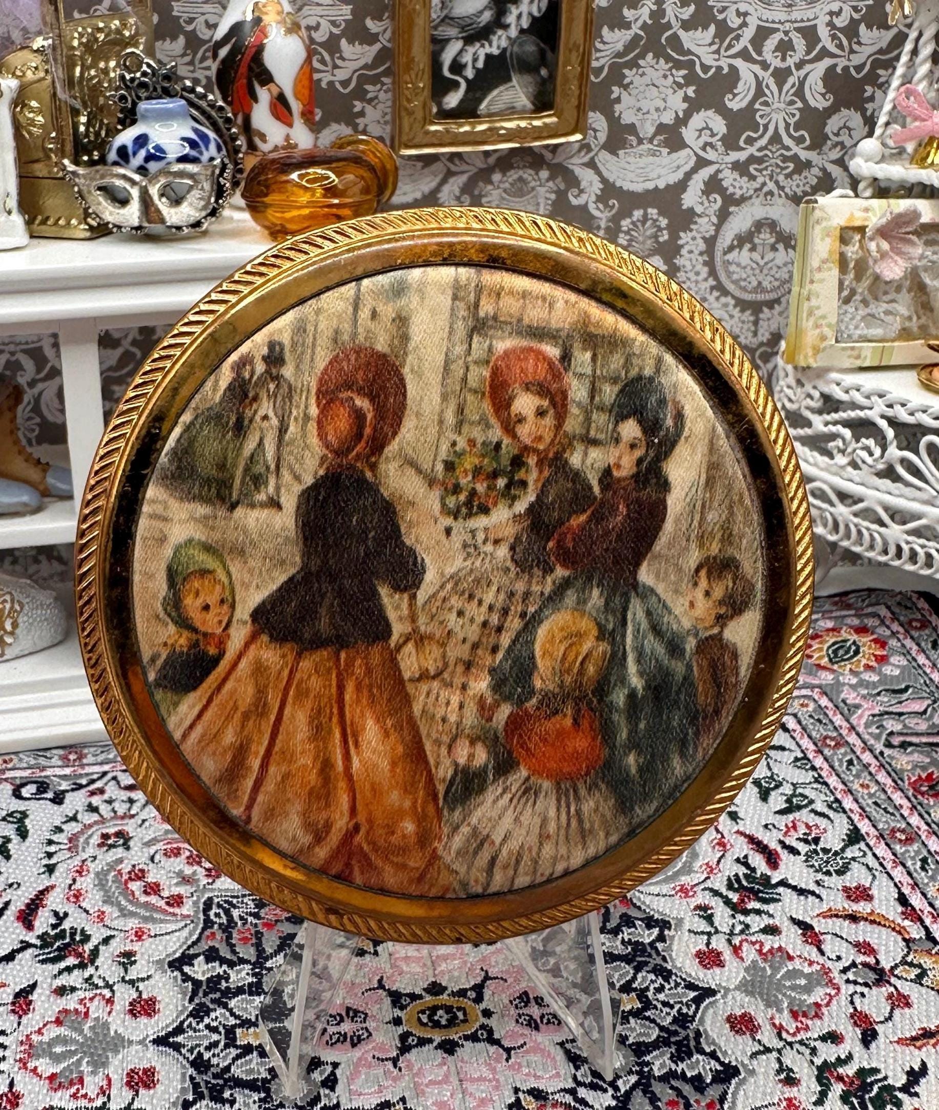 Vintage 1950s Gold Tone Powder Compact: Courting Scene Silk Lid