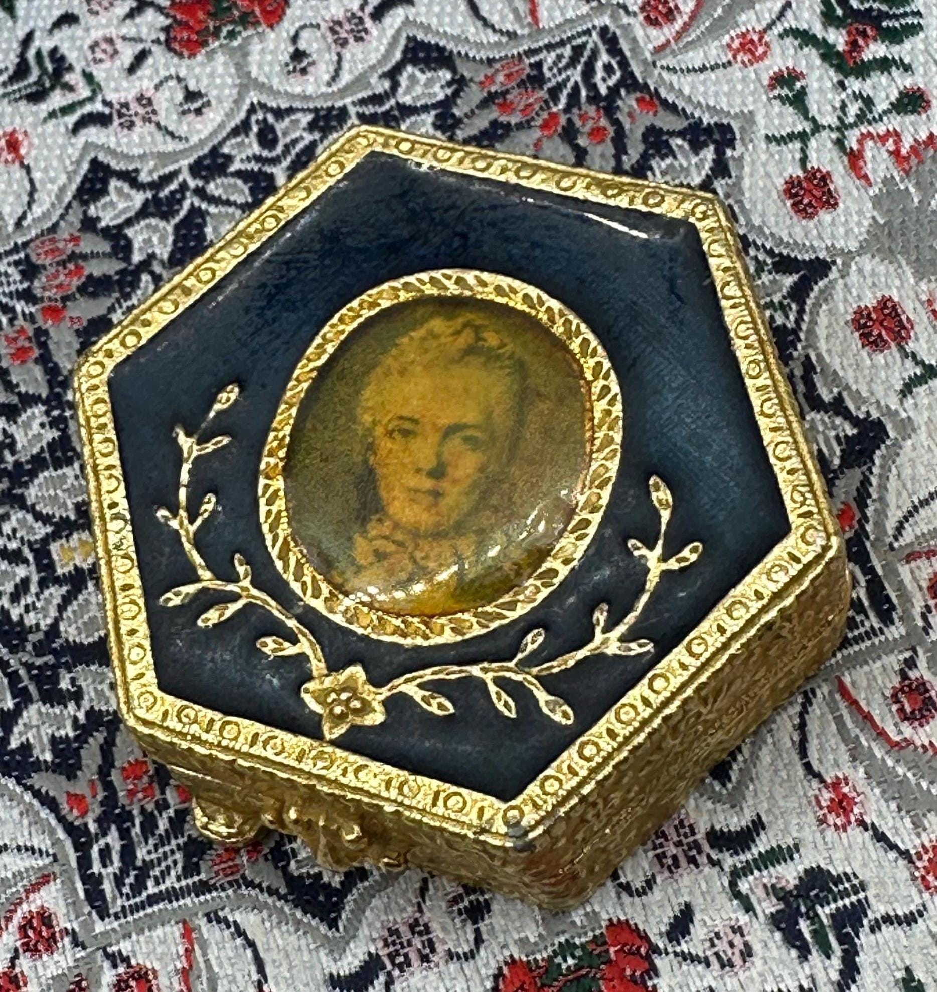 Estée Lauder Royal Enamel Portrait Powder Compact Gold Tone Vintage 1973 Unused 5cm