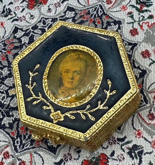 Estée Lauder Royal Enamel Portrait Powder Compact Gold Tone Vintage 1973 Unused 5cm