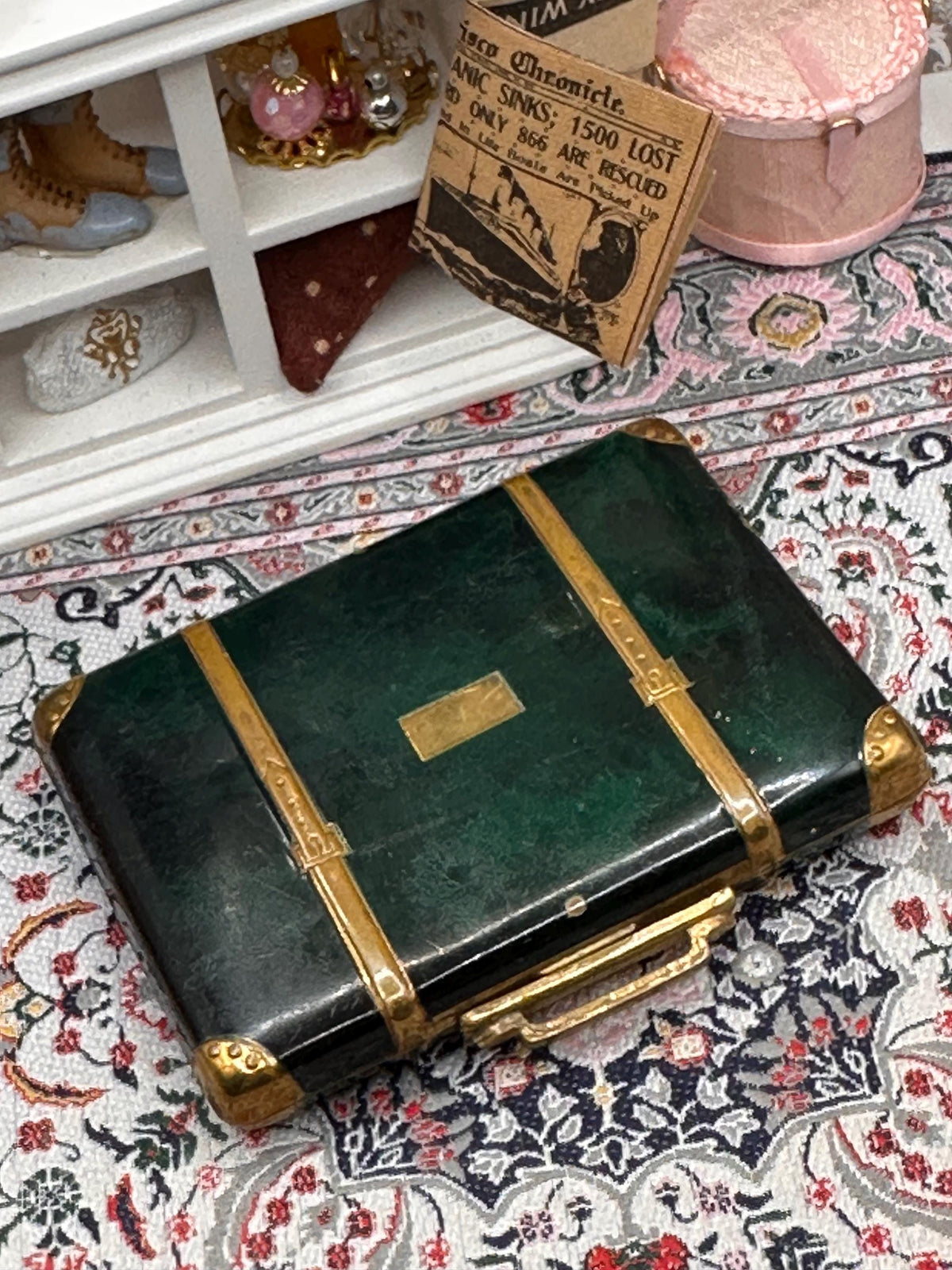 Vintage Suitcase Powder Compact Green Enamel Vanity Compact 1950s Novelty Travel Case Design