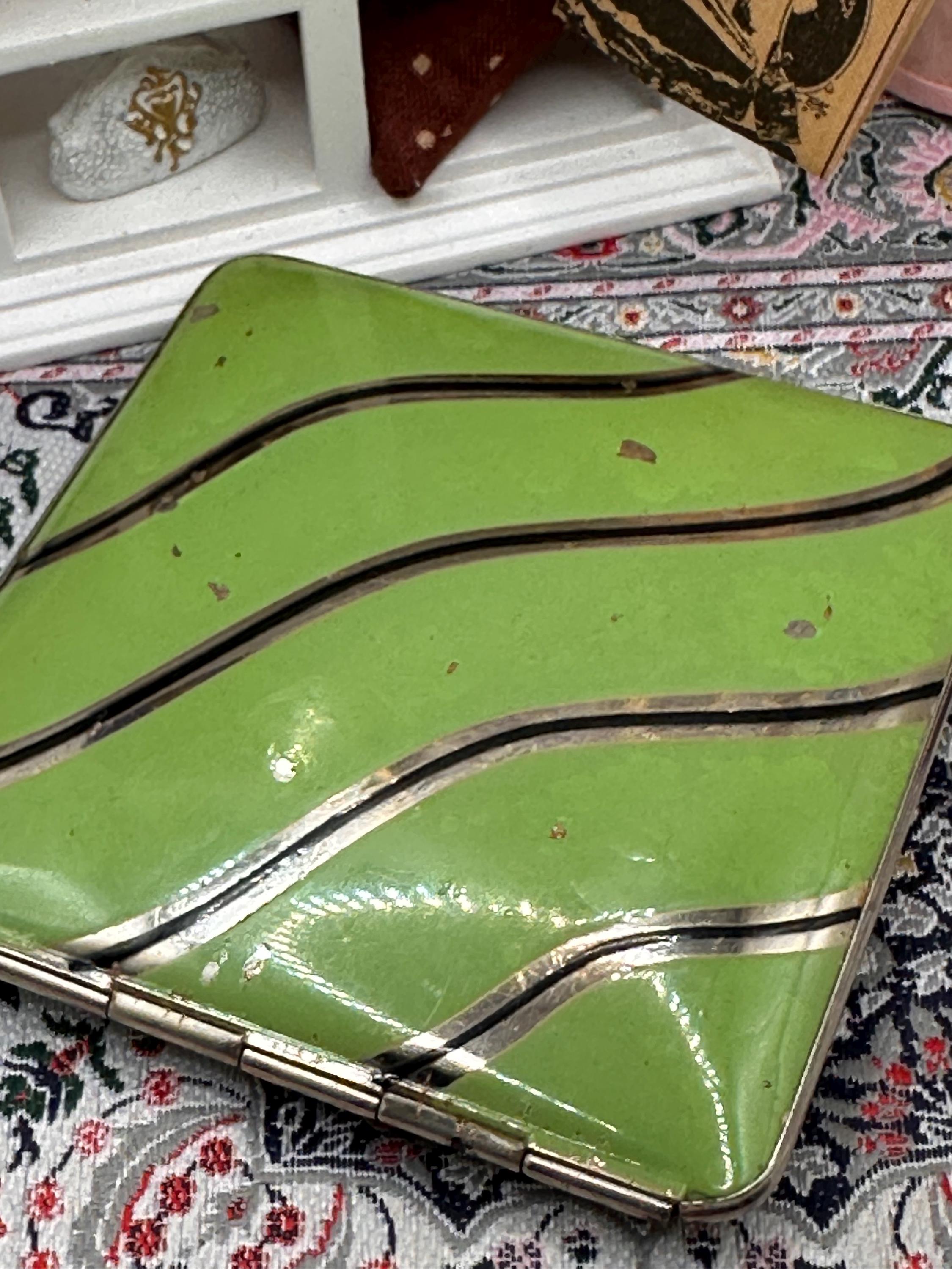 Vintage Green Enamel Powder Compact Art Deco Wave Design