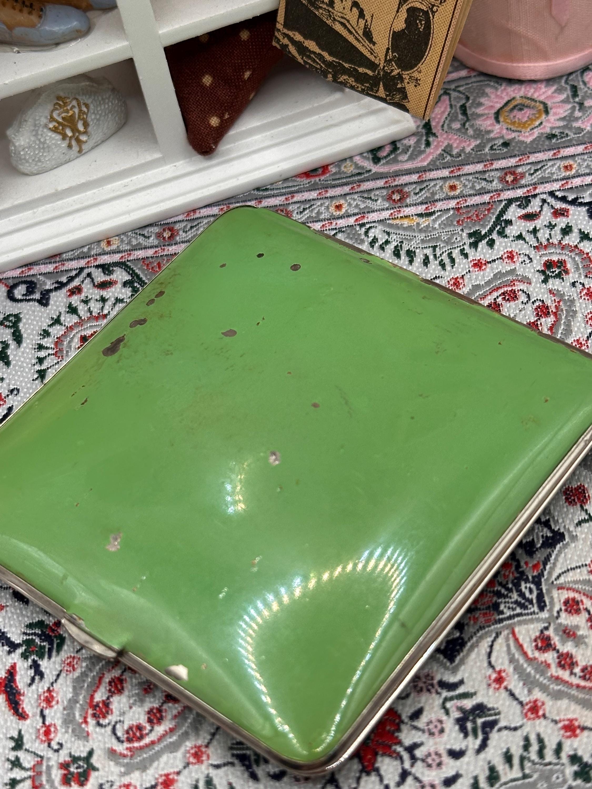 Vintage Green Enamel Powder Compact Art Deco Wave Design