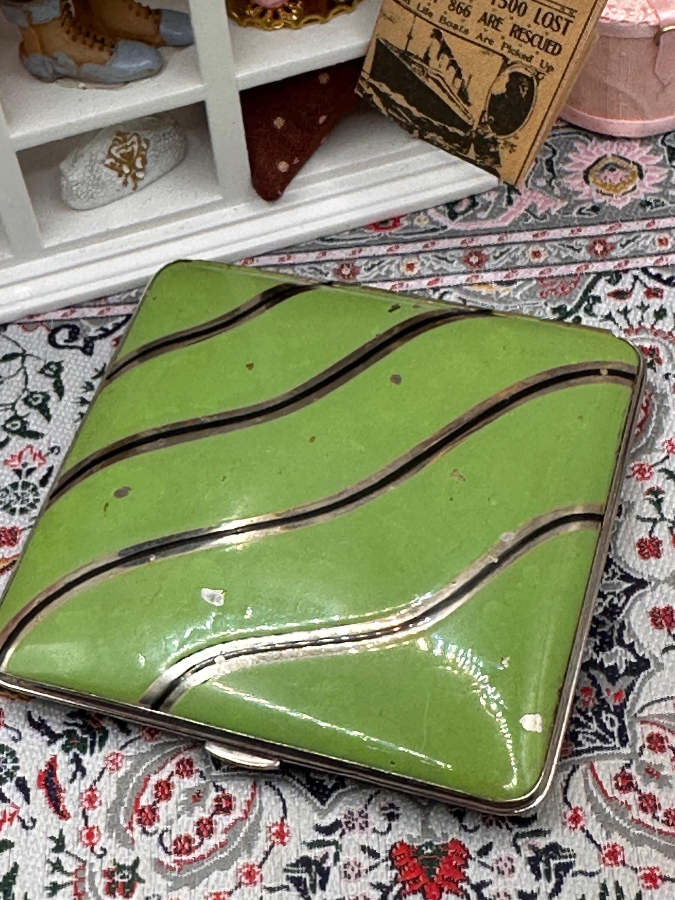 Vintage Green Enamel Powder Compact Art Deco Wave Design